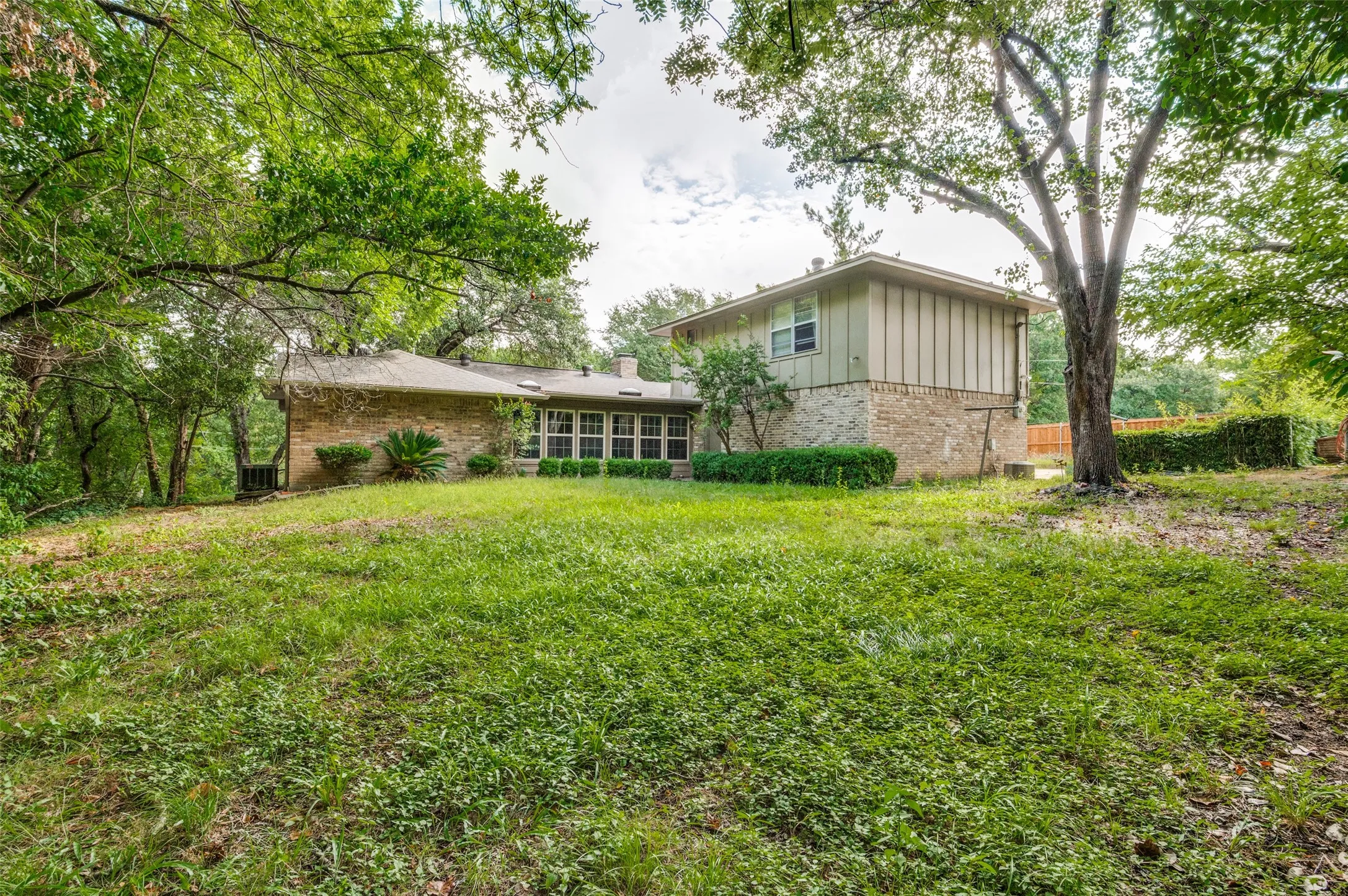 Single Family Residence For Sale in Dallas County , 406 Dula Circle, Duncanville, Texas 75116, 3 Bedroom, 2 Bathroom, 2 Garage spaces, 2,454 Sqft, built in 1975, mls#21331950, Real Estate Agent in Duncanville, Homes For Sale in Dallas county, Homes For Sale in Duncanville, Realtor in Duncanville Texas, Real Estate Brokerage Independent Realty Texas, Luminita Cordes Realtor