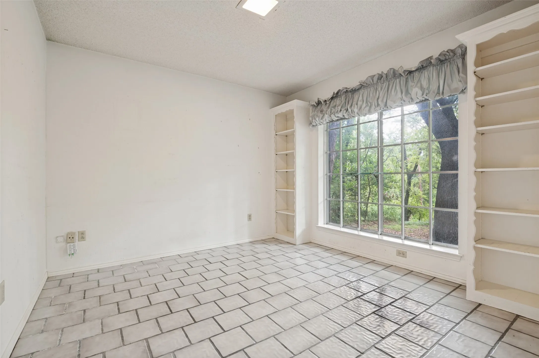 Single Family Residence For Sale in Dallas County , 406 Dula Circle, Duncanville, Texas 75116, 3 Bedroom, 2 Bathroom, 2 Garage spaces, 2,454 Sqft, built in 1975, mls#21331950, Real Estate Agent in Duncanville, Homes For Sale in Dallas county, Homes For Sale in Duncanville, Realtor in Duncanville Texas, Real Estate Brokerage Independent Realty Texas, Luminita Cordes Realtor