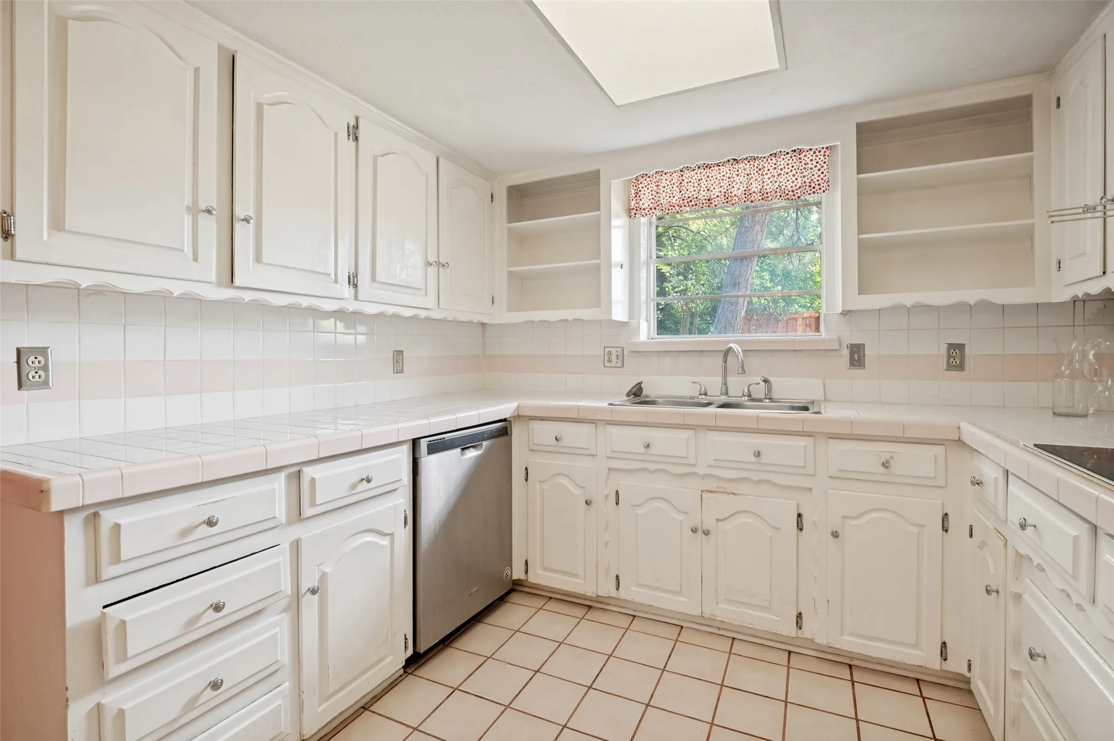 Single Family Residence For Sale in Dallas County , 406 Dula Circle, Duncanville, Texas 75116, 3 Bedroom, 2 Bathroom, 2 Garage spaces, 2,454 Sqft, built in 1975, mls#21331950, Real Estate Agent in Duncanville, Homes For Sale in Dallas county, Homes For Sale in Duncanville, Realtor in Duncanville Texas, Real Estate Brokerage Independent Realty Texas, Luminita Cordes Realtor