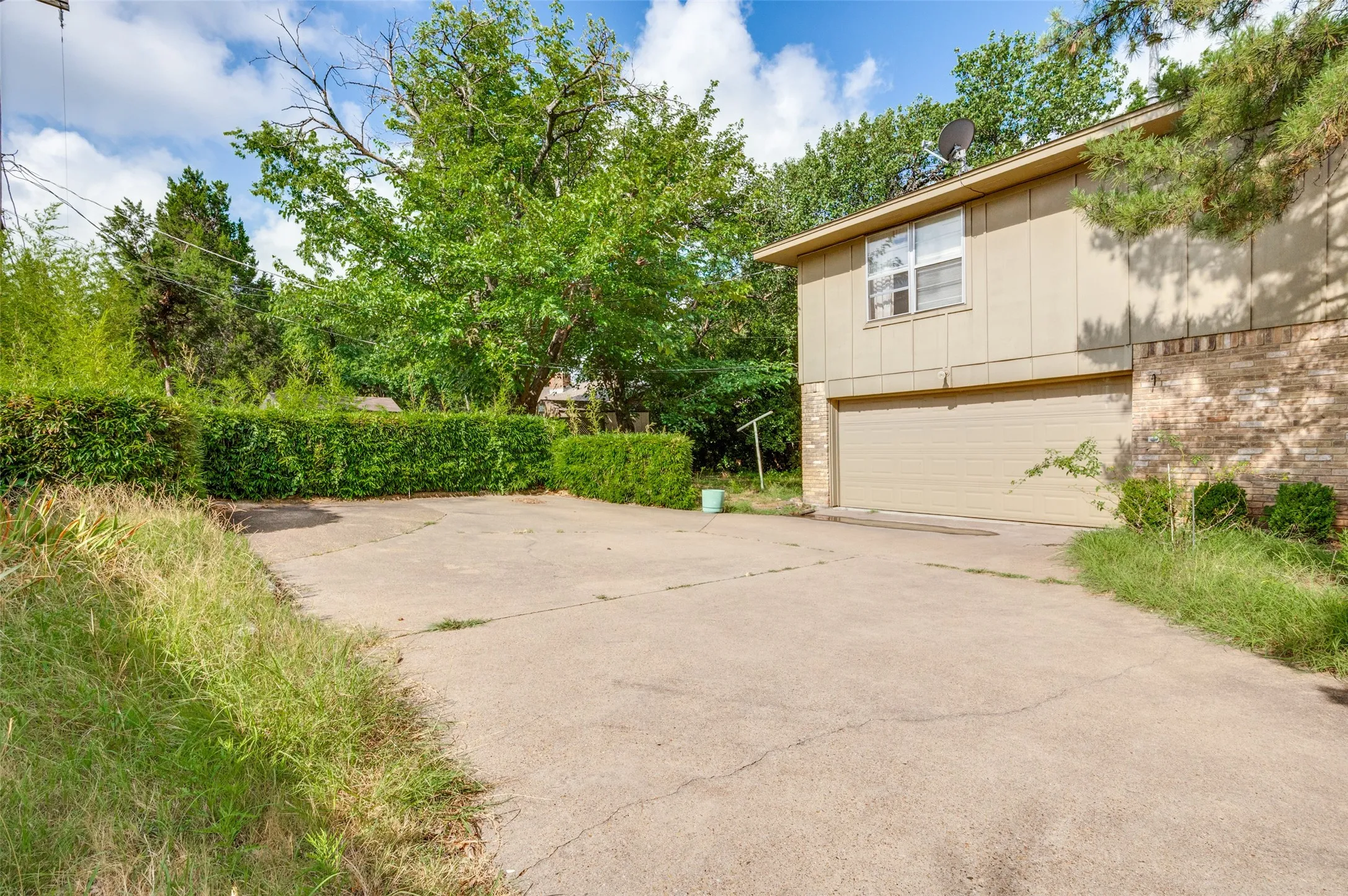 Single Family Residence For Sale in Dallas County , 406 Dula Circle, Duncanville, Texas 75116, 3 Bedroom, 2 Bathroom, 2 Garage spaces, 2,454 Sqft, built in 1975, mls#21331950, Real Estate Agent in Duncanville, Homes For Sale in Dallas county, Homes For Sale in Duncanville, Realtor in Duncanville Texas, Real Estate Brokerage Independent Realty Texas, Luminita Cordes Realtor