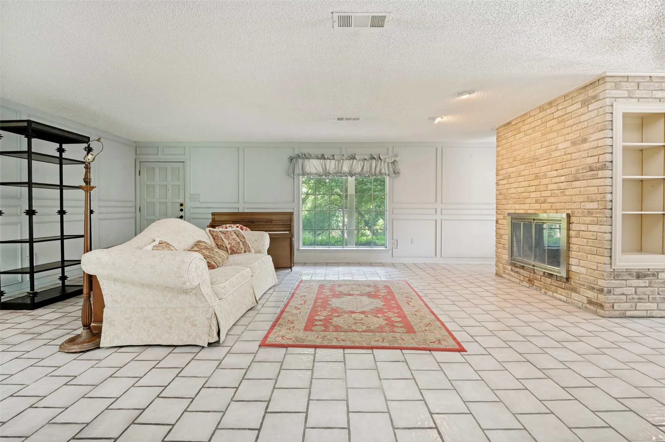 Single Family Residence For Sale in Dallas County , 406 Dula Circle, Duncanville, Texas 75116, 3 Bedroom, 2 Bathroom, 2 Garage spaces, 2,454 Sqft, built in 1975, mls#21331950, Real Estate Agent in Duncanville, Homes For Sale in Dallas county, Homes For Sale in Duncanville, Realtor in Duncanville Texas, Real Estate Brokerage Independent Realty Texas, Luminita Cordes Realtor