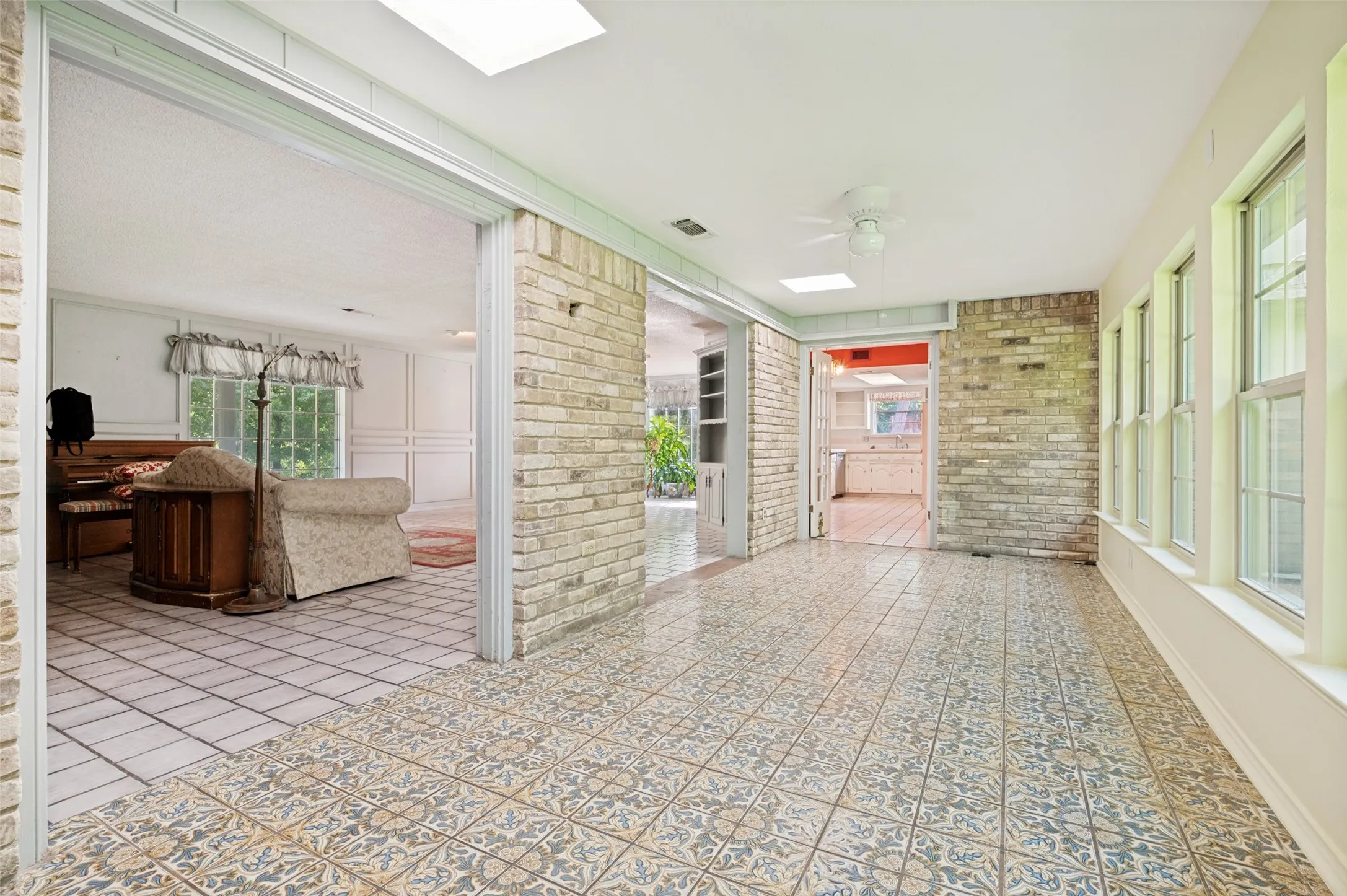 Single Family Residence For Sale in Dallas County , 406 Dula Circle, Duncanville, Texas 75116, 3 Bedroom, 2 Bathroom, 2 Garage spaces, 2,454 Sqft, built in 1975, mls#21331950, Real Estate Agent in Duncanville, Homes For Sale in Dallas county, Homes For Sale in Duncanville, Realtor in Duncanville Texas, Real Estate Brokerage Independent Realty Texas, Luminita Cordes Realtor