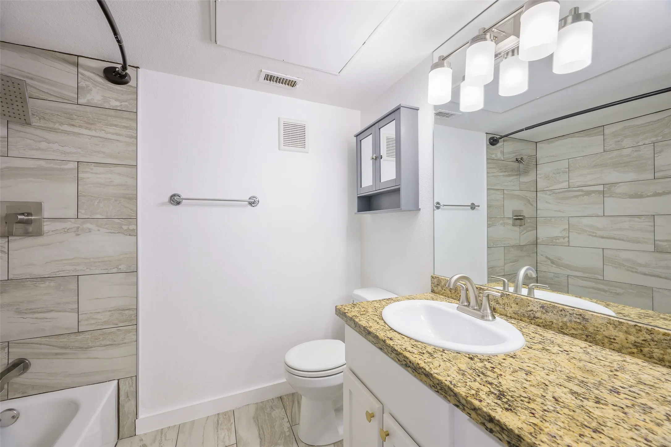 Upstairs Full Bathroom