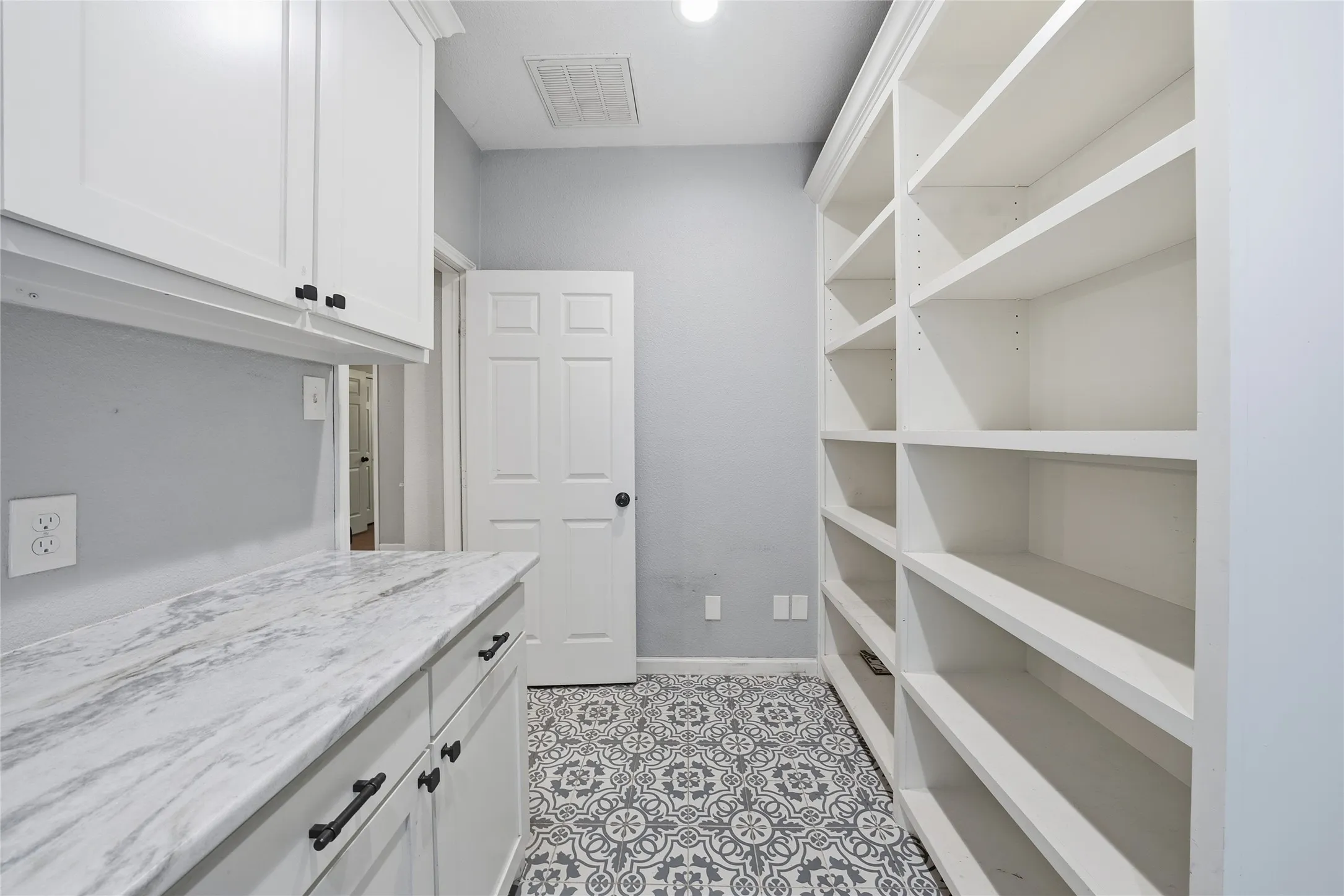 Single Family Residence For Sale in Tarrant County , 7362 Robinhood Lane, Fort Worth, Texas 76112, 3 Bedroom, 2 Bathroom, 2 Garage spaces, 2,090 Sqft, built in 1959, mls#21317445, Real Estate Agent in Fort Worth, Homes For Sale in Tarrant county, Homes For Sale in Fort Worth, Realtor in Fort Worth Texas, Real Estate Brokerage Independent Realty Texas, Luminita Cordes Realtor