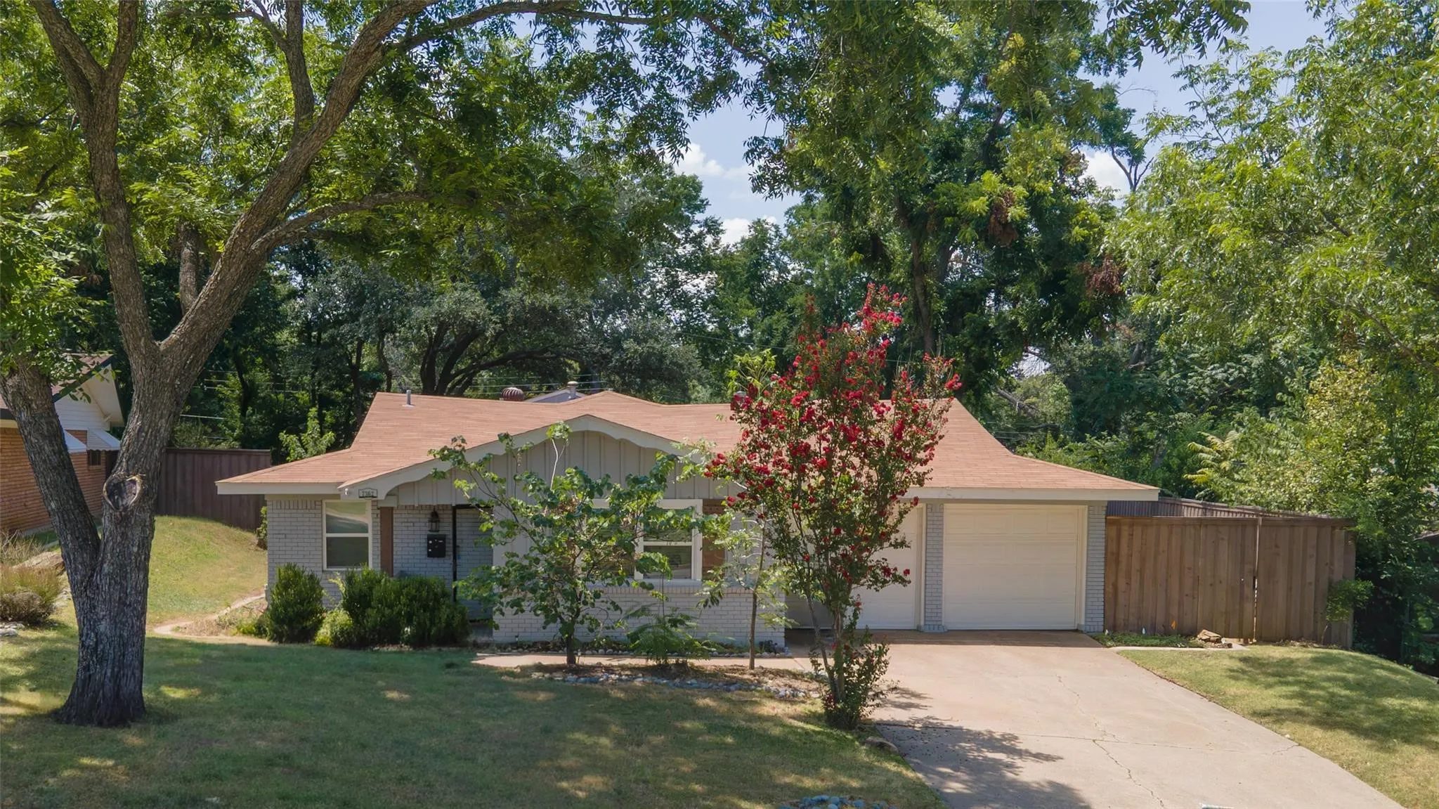 Single Family Residence For Sale in Tarrant County , 7362 Robinhood Lane, Fort Worth, Texas 76112, 3 Bedroom, 2 Bathroom, 2 Garage spaces, 2,090 Sqft, built in 1959, mls#21317445, Real Estate Agent in Fort Worth, Homes For Sale in Tarrant county, Homes For Sale in Fort Worth, Realtor in Fort Worth Texas, Real Estate Brokerage Independent Realty Texas, Luminita Cordes Realtor