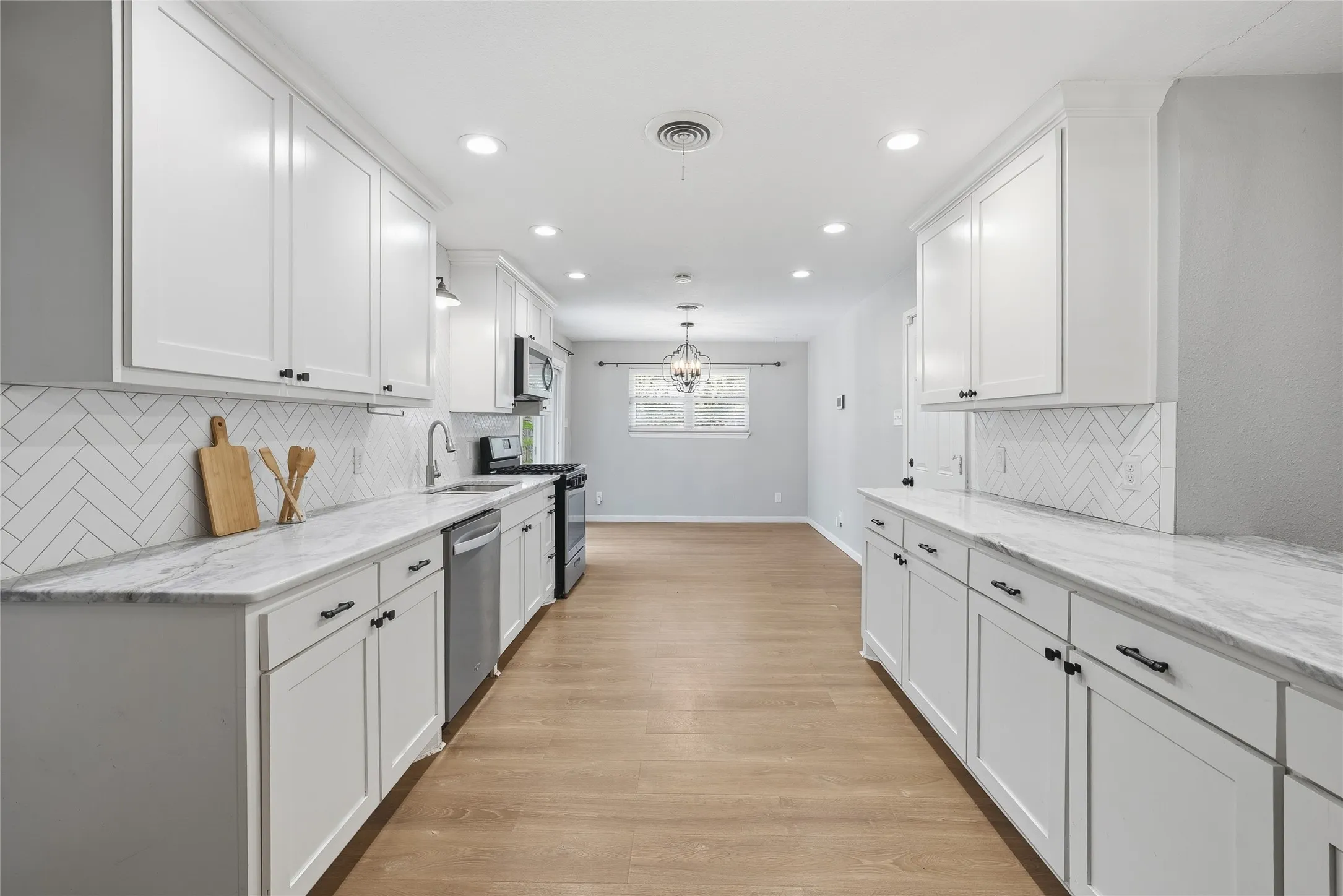Single Family Residence For Sale in Tarrant County , 7362 Robinhood Lane, Fort Worth, Texas 76112, 3 Bedroom, 2 Bathroom, 2 Garage spaces, 2,090 Sqft, built in 1959, mls#21317445, Real Estate Agent in Fort Worth, Homes For Sale in Tarrant county, Homes For Sale in Fort Worth, Realtor in Fort Worth Texas, Real Estate Brokerage Independent Realty Texas, Luminita Cordes Realtor