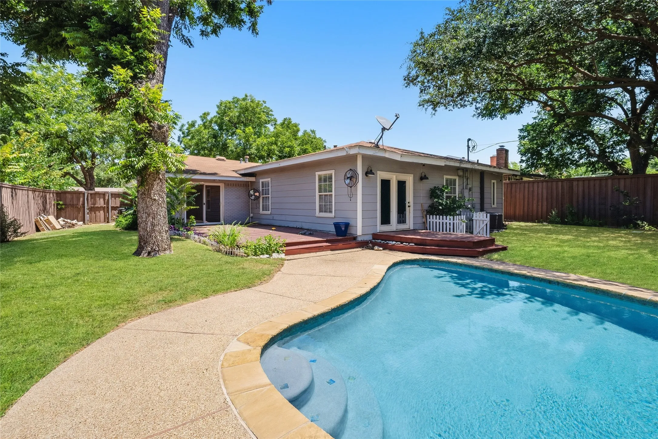 Single Family Residence For Sale in Tarrant County , 7362 Robinhood Lane, Fort Worth, Texas 76112, 3 Bedroom, 2 Bathroom, 2 Garage spaces, 2,090 Sqft, built in 1959, mls#21317445, Real Estate Agent in Fort Worth, Homes For Sale in Tarrant county, Homes For Sale in Fort Worth, Realtor in Fort Worth Texas, Real Estate Brokerage Independent Realty Texas, Luminita Cordes Realtor