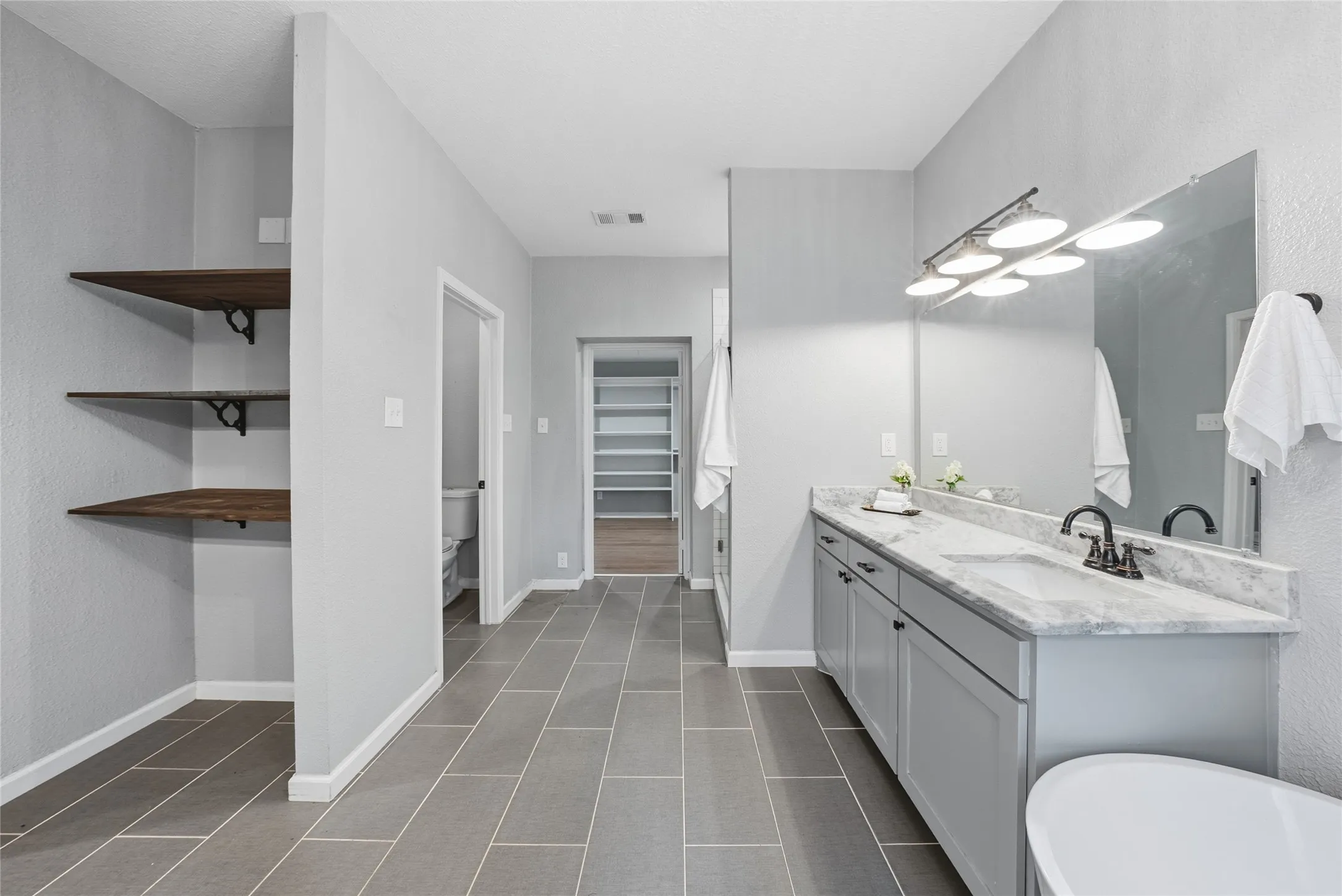 Single Family Residence For Sale in Tarrant County , 7362 Robinhood Lane, Fort Worth, Texas 76112, 3 Bedroom, 2 Bathroom, 2 Garage spaces, 2,090 Sqft, built in 1959, mls#21317445, Real Estate Agent in Fort Worth, Homes For Sale in Tarrant county, Homes For Sale in Fort Worth, Realtor in Fort Worth Texas, Real Estate Brokerage Independent Realty Texas, Luminita Cordes Realtor