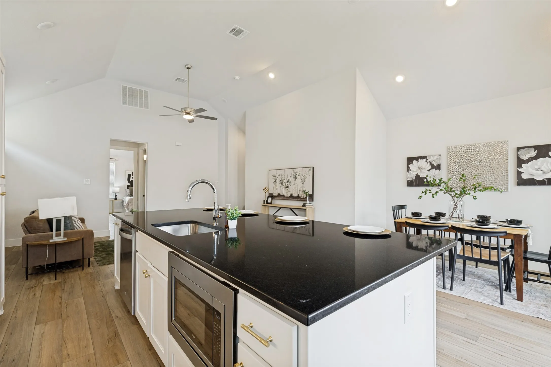 Single Family Residence For Rent in Dallas County , 8117 Radnor Road, Dallas, Texas 75231, 3 Bedroom, 3 Bathroom, 2 Garage spaces, 1,670 Sqft, built in 2023, mls#21331987, Real Estate Agent in Dallas, Homes For Rent in Dallas county, Homes For Rent in Dallas, Realtor in Dallas Texas, Real Estate Brokerage Independent Realty Texas, Luminita Cordes Realtor