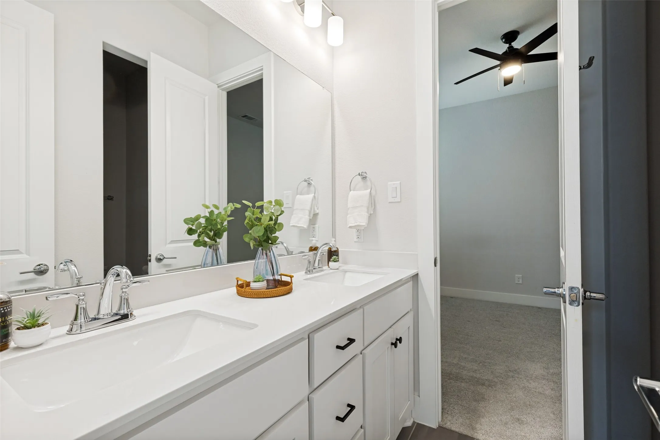 Single Family Residence For Rent in Dallas County , 8117 Radnor Road, Dallas, Texas 75231, 3 Bedroom, 3 Bathroom, 2 Garage spaces, 1,670 Sqft, built in 2023, mls#21331987, Real Estate Agent in Dallas, Homes For Rent in Dallas county, Homes For Rent in Dallas, Realtor in Dallas Texas, Real Estate Brokerage Independent Realty Texas, Luminita Cordes Realtor