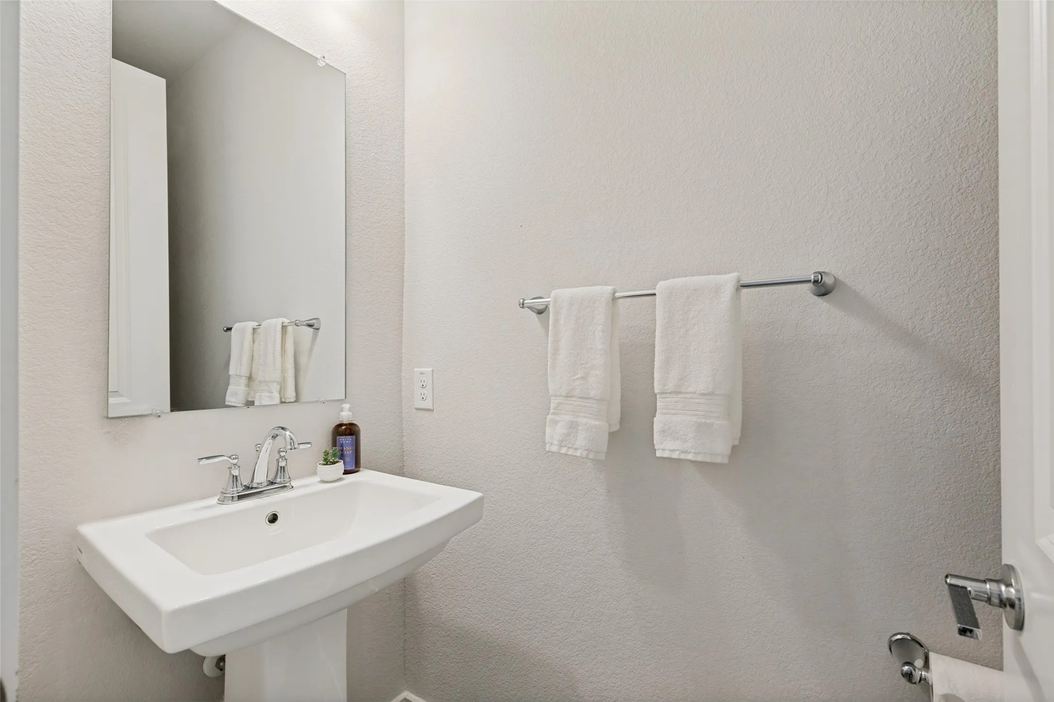 Single Family Residence For Rent in Dallas County , 8117 Radnor Road, Dallas, Texas 75231, 3 Bedroom, 3 Bathroom, 2 Garage spaces, 1,670 Sqft, built in 2023, mls#21331987, Real Estate Agent in Dallas, Homes For Rent in Dallas county, Homes For Rent in Dallas, Realtor in Dallas Texas, Real Estate Brokerage Independent Realty Texas, Luminita Cordes Realtor