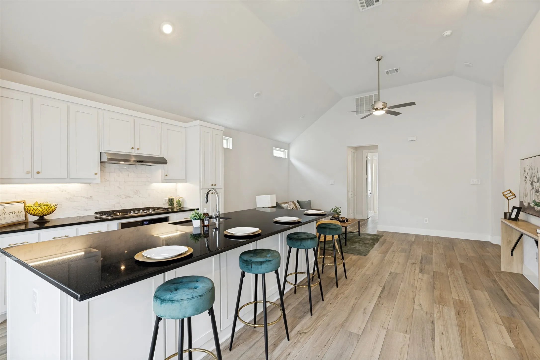 Single Family Residence For Rent in Dallas County , 8117 Radnor Road, Dallas, Texas 75231, 3 Bedroom, 3 Bathroom, 2 Garage spaces, 1,670 Sqft, built in 2023, mls#21331987, Real Estate Agent in Dallas, Homes For Rent in Dallas county, Homes For Rent in Dallas, Realtor in Dallas Texas, Real Estate Brokerage Independent Realty Texas, Luminita Cordes Realtor