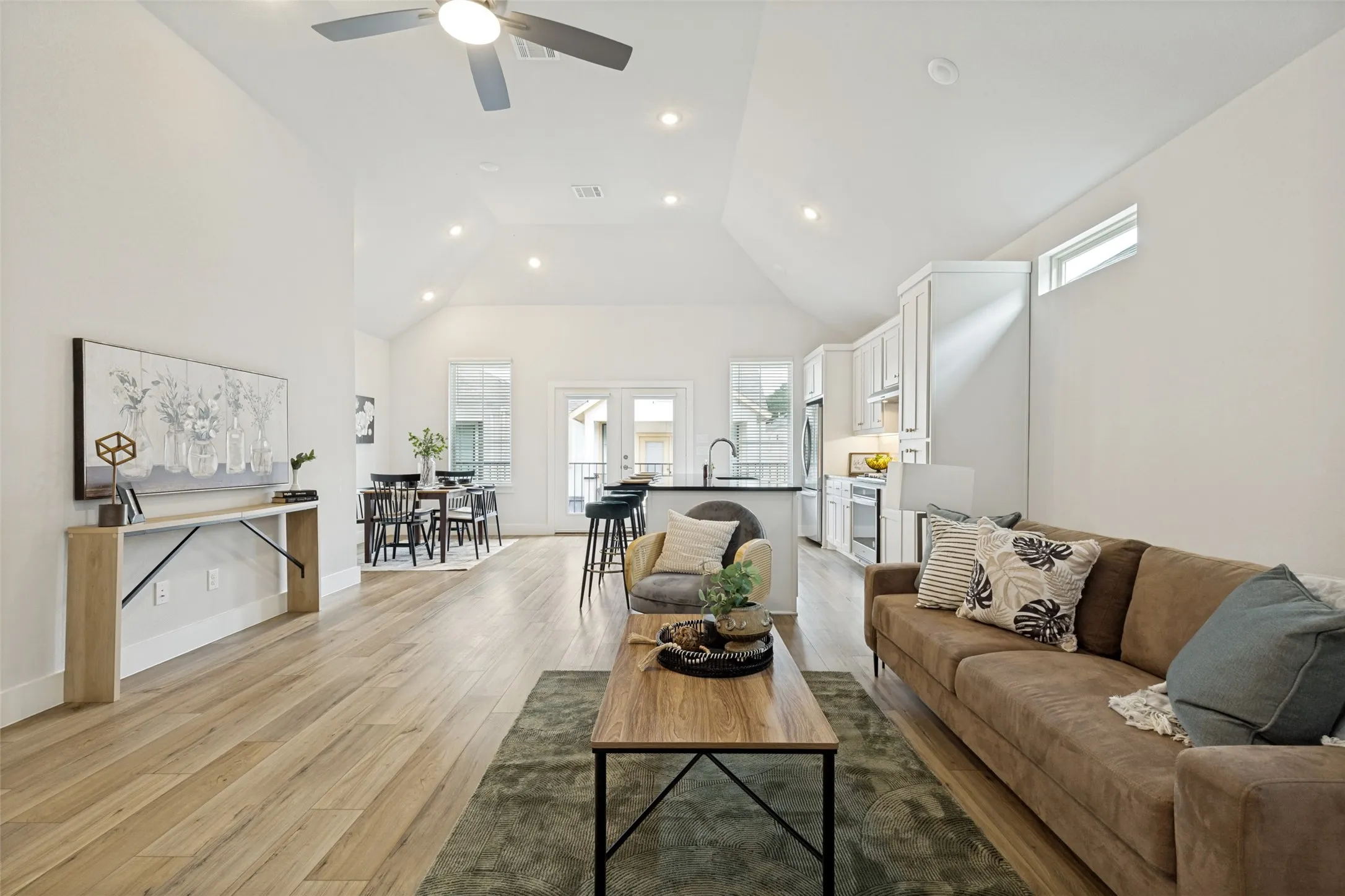 Single Family Residence For Rent in Dallas County , 8117 Radnor Road, Dallas, Texas 75231, 3 Bedroom, 3 Bathroom, 2 Garage spaces, 1,670 Sqft, built in 2023, mls#21331987, Real Estate Agent in Dallas, Homes For Rent in Dallas county, Homes For Rent in Dallas, Realtor in Dallas Texas, Real Estate Brokerage Independent Realty Texas, Luminita Cordes Realtor