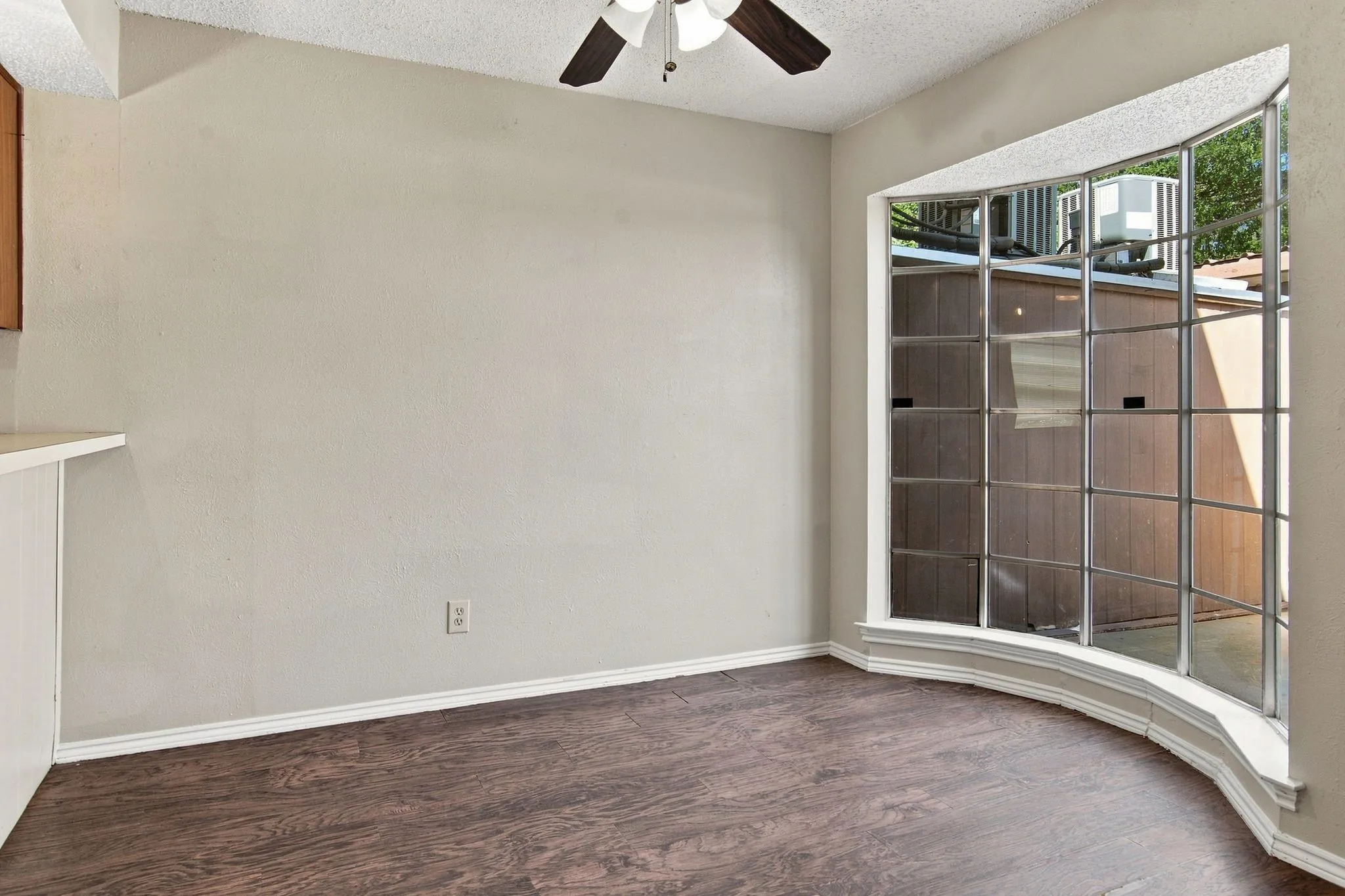 Condominium For Rent in Dallas County , 1725 E Grauwyler Road 138, Irving, Texas 75061, 2 Bedroom, 3 Bathroom, Garage spaces, 1,156 Sqft, built in 1972, mls#21331984, Real Estate Agent in Irving, Homes For Rent in Dallas county, Homes For Rent in Irving, Realtor in Irving Texas, Real Estate Brokerage Independent Realty Texas, Luminita Cordes Realtor