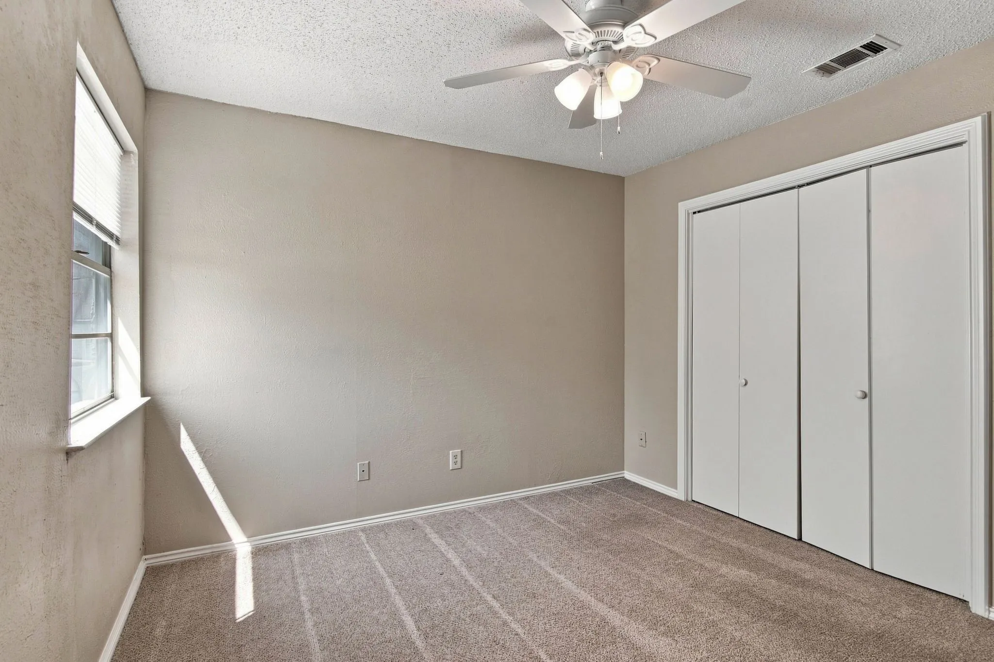 Condominium For Rent in Dallas County , 1725 E Grauwyler Road 138, Irving, Texas 75061, 2 Bedroom, 3 Bathroom, Garage spaces, 1,156 Sqft, built in 1972, mls#21331984, Real Estate Agent in Irving, Homes For Rent in Dallas county, Homes For Rent in Irving, Realtor in Irving Texas, Real Estate Brokerage Independent Realty Texas, Luminita Cordes Realtor