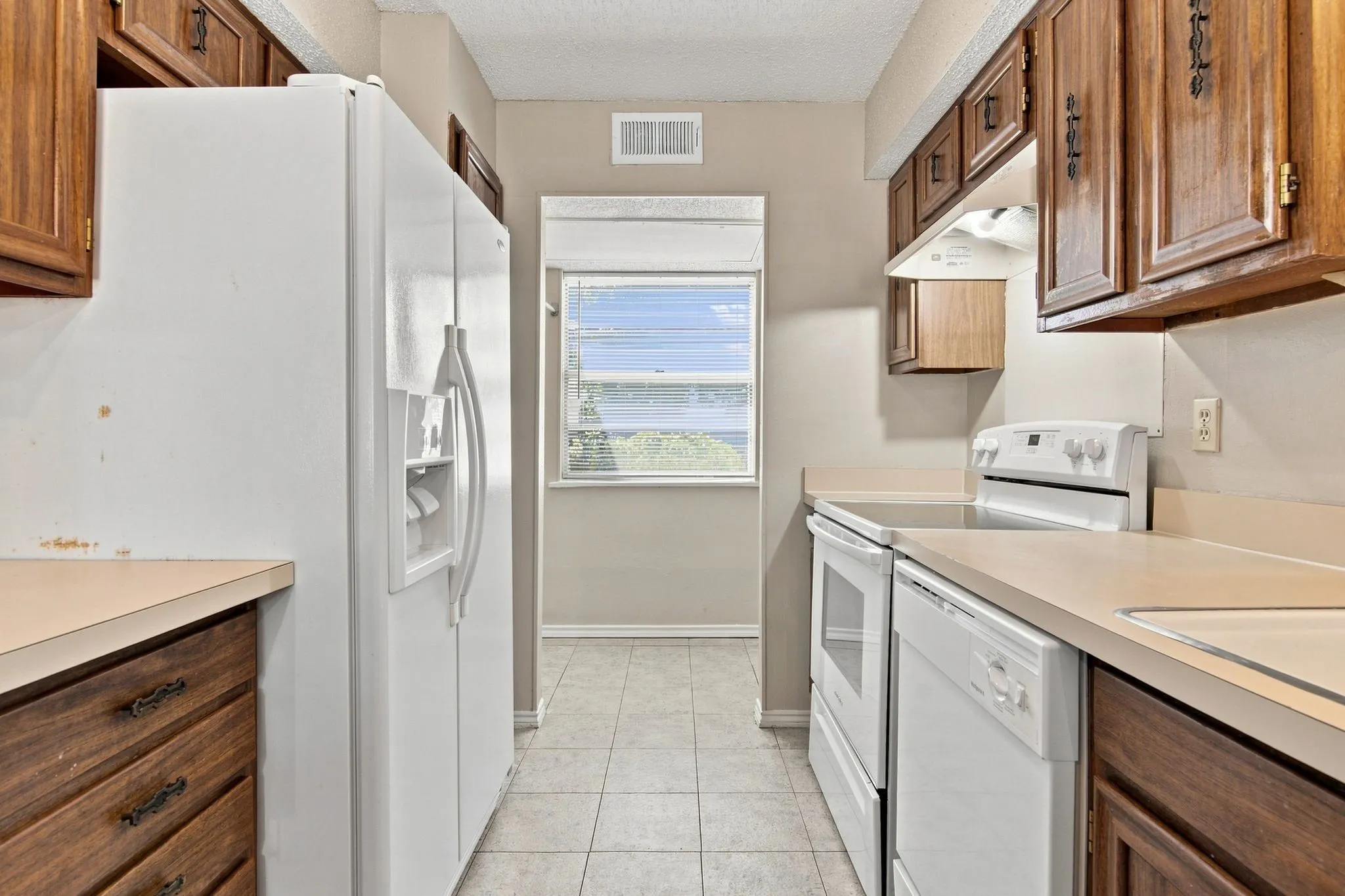 Condominium For Rent in Dallas County , 1725 E Grauwyler Road 138, Irving, Texas 75061, 2 Bedroom, 3 Bathroom, Garage spaces, 1,156 Sqft, built in 1972, mls#21331984, Real Estate Agent in Irving, Homes For Rent in Dallas county, Homes For Rent in Irving, Realtor in Irving Texas, Real Estate Brokerage Independent Realty Texas, Luminita Cordes Realtor