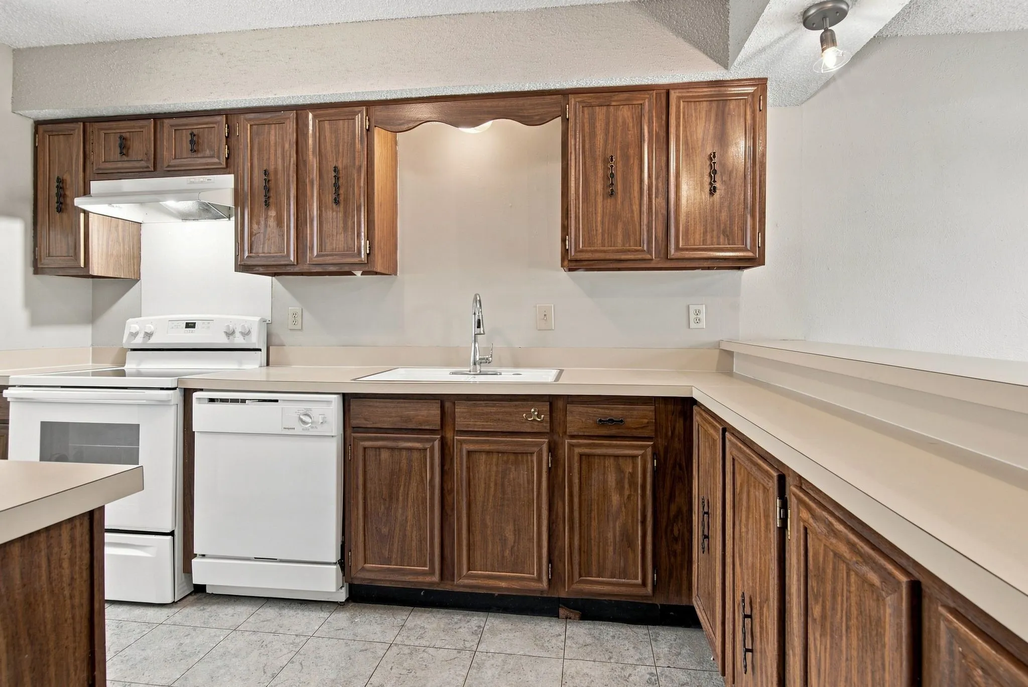 Condominium For Rent in Dallas County , 1725 E Grauwyler Road 138, Irving, Texas 75061, 2 Bedroom, 3 Bathroom, Garage spaces, 1,156 Sqft, built in 1972, mls#21331984, Real Estate Agent in Irving, Homes For Rent in Dallas county, Homes For Rent in Irving, Realtor in Irving Texas, Real Estate Brokerage Independent Realty Texas, Luminita Cordes Realtor