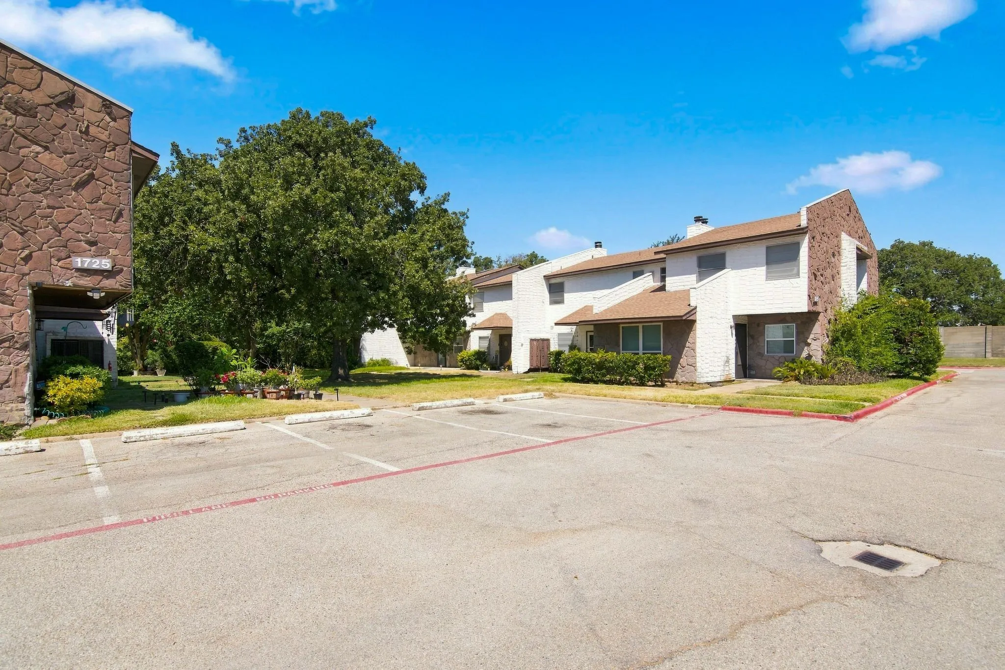 Condominium For Rent in Dallas County , 1725 E Grauwyler Road 138, Irving, Texas 75061, 2 Bedroom, 3 Bathroom, Garage spaces, 1,156 Sqft, built in 1972, mls#21331984, Real Estate Agent in Irving, Homes For Rent in Dallas county, Homes For Rent in Irving, Realtor in Irving Texas, Real Estate Brokerage Independent Realty Texas, Luminita Cordes Realtor