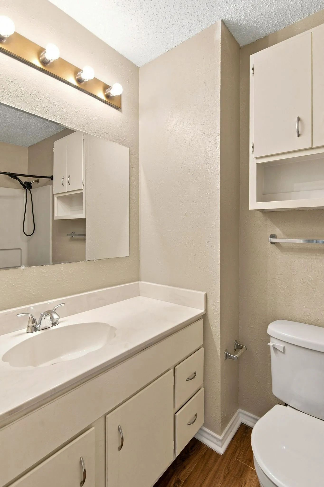 Condominium For Rent in Dallas County , 1725 E Grauwyler Road 138, Irving, Texas 75061, 2 Bedroom, 3 Bathroom, Garage spaces, 1,156 Sqft, built in 1972, mls#21331984, Real Estate Agent in Irving, Homes For Rent in Dallas county, Homes For Rent in Irving, Realtor in Irving Texas, Real Estate Brokerage Independent Realty Texas, Luminita Cordes Realtor