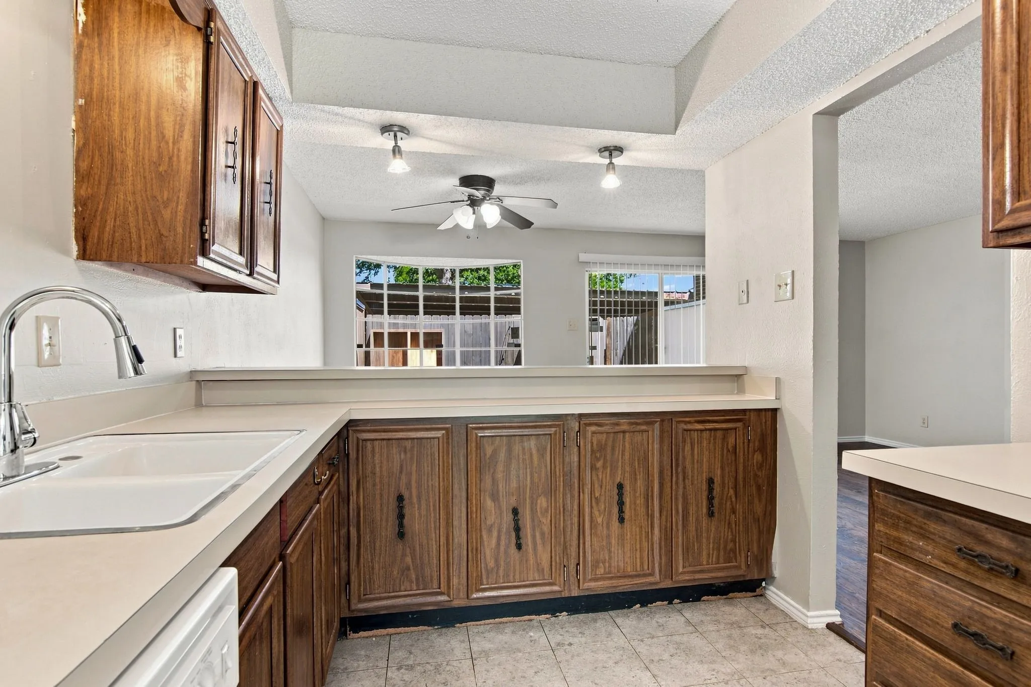 Condominium For Rent in Dallas County , 1725 E Grauwyler Road 138, Irving, Texas 75061, 2 Bedroom, 3 Bathroom, Garage spaces, 1,156 Sqft, built in 1972, mls#21331984, Real Estate Agent in Irving, Homes For Rent in Dallas county, Homes For Rent in Irving, Realtor in Irving Texas, Real Estate Brokerage Independent Realty Texas, Luminita Cordes Realtor