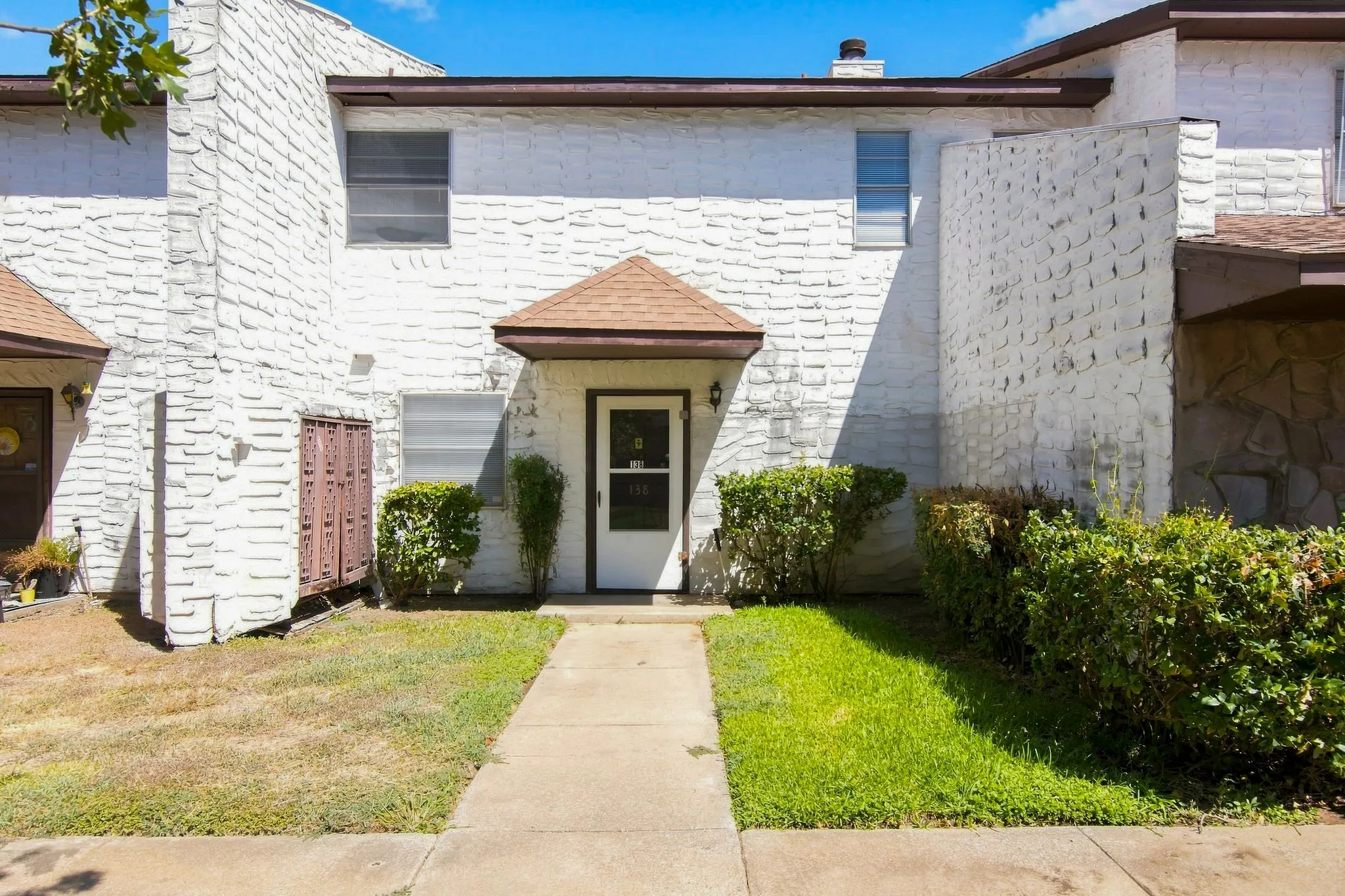 Condominium For Rent in Dallas County , 1725 E Grauwyler Road 138, Irving, Texas 75061, 2 Bedroom, 3 Bathroom, Garage spaces, 1,156 Sqft, built in 1972, mls#21331984, Real Estate Agent in Irving, Homes For Rent in Dallas county, Homes For Rent in Irving, Realtor in Irving Texas, Real Estate Brokerage Independent Realty Texas, Luminita Cordes Realtor