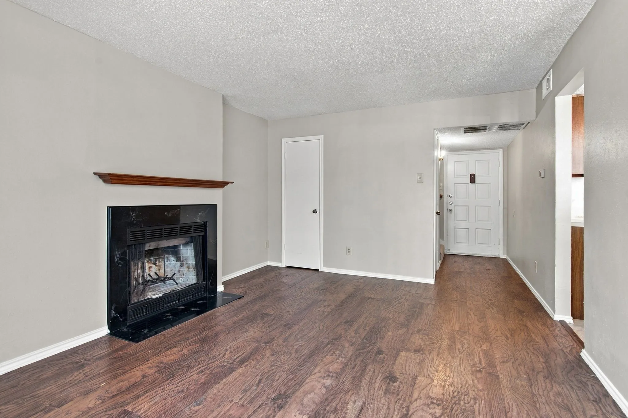 Condominium For Rent in Dallas County , 1725 E Grauwyler Road 138, Irving, Texas 75061, 2 Bedroom, 3 Bathroom, Garage spaces, 1,156 Sqft, built in 1972, mls#21331984, Real Estate Agent in Irving, Homes For Rent in Dallas county, Homes For Rent in Irving, Realtor in Irving Texas, Real Estate Brokerage Independent Realty Texas, Luminita Cordes Realtor