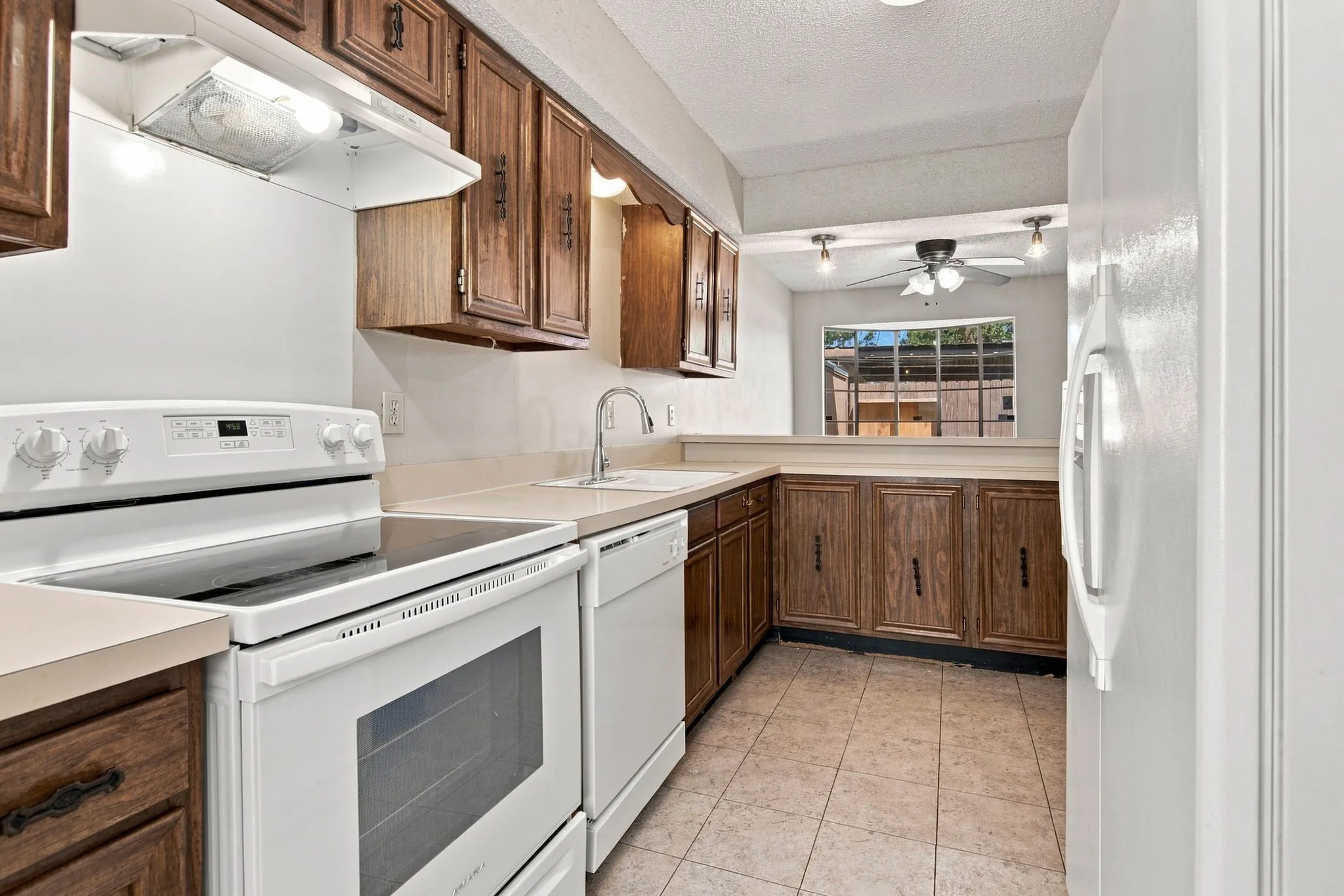Condominium For Rent in Dallas County , 1725 E Grauwyler Road 138, Irving, Texas 75061, 2 Bedroom, 3 Bathroom, Garage spaces, 1,156 Sqft, built in 1972, mls#21331984, Real Estate Agent in Irving, Homes For Rent in Dallas county, Homes For Rent in Irving, Realtor in Irving Texas, Real Estate Brokerage Independent Realty Texas, Luminita Cordes Realtor