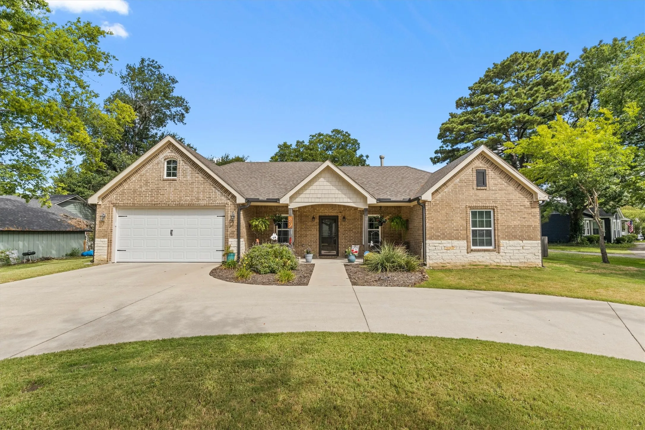 Single Family Residence For Sale in Kaufman County , 327 Walnut Street, Terrell, Texas 75160, 4 Bedroom, 2 Bathroom, 2 Garage spaces, 2,108 Sqft, built in 2020, mls#21326310, Real Estate Agent in Terrell, Homes For Sale in Kaufman county, Homes For Sale in Terrell, Realtor in Terrell Texas, Real Estate Brokerage Independent Realty Texas, Luminita Cordes Realtor