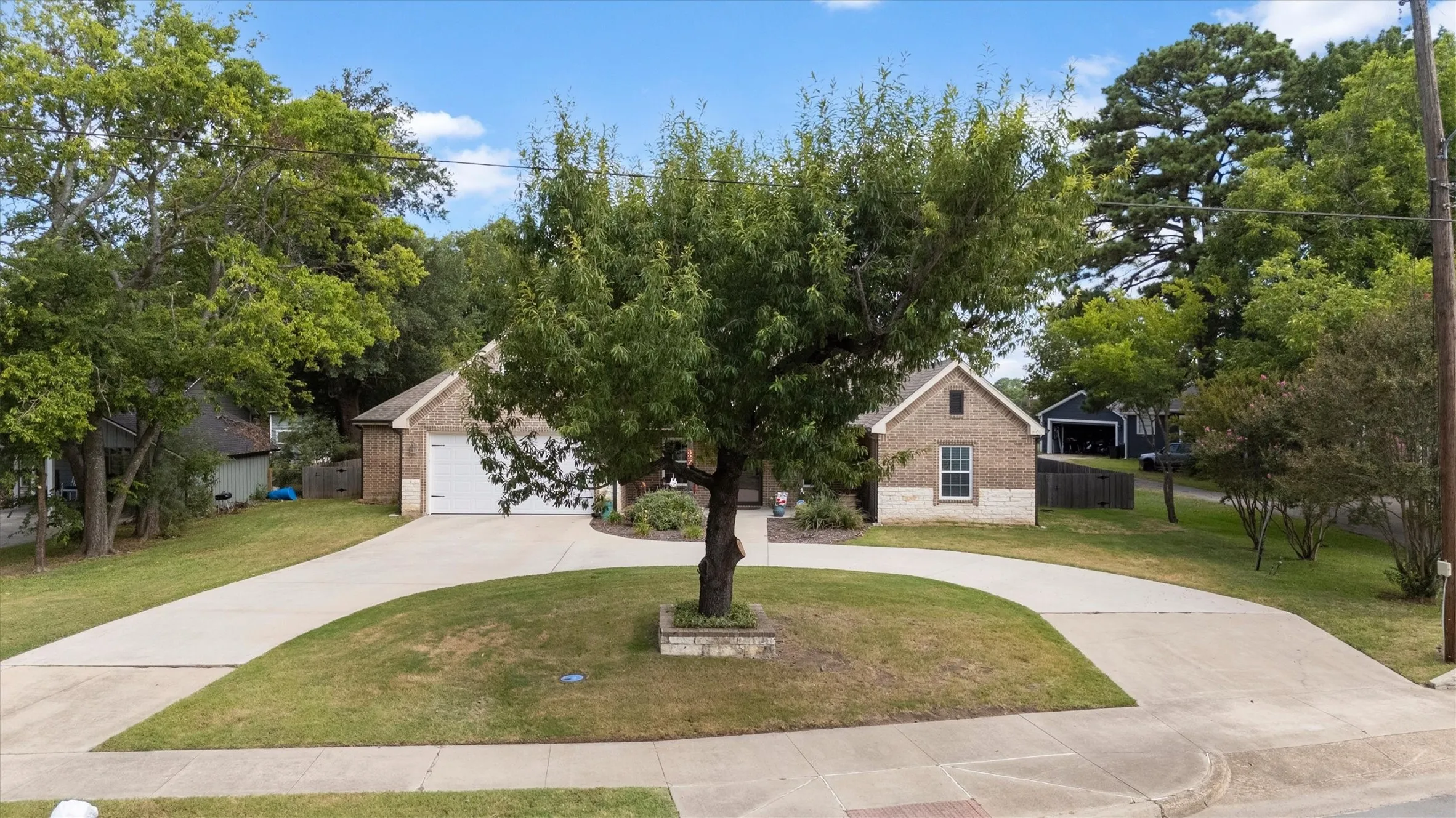 Single Family Residence For Sale in Kaufman County , 327 Walnut Street, Terrell, Texas 75160, 4 Bedroom, 2 Bathroom, 2 Garage spaces, 2,108 Sqft, built in 2020, mls#21326310, Real Estate Agent in Terrell, Homes For Sale in Kaufman county, Homes For Sale in Terrell, Realtor in Terrell Texas, Real Estate Brokerage Independent Realty Texas, Luminita Cordes Realtor
