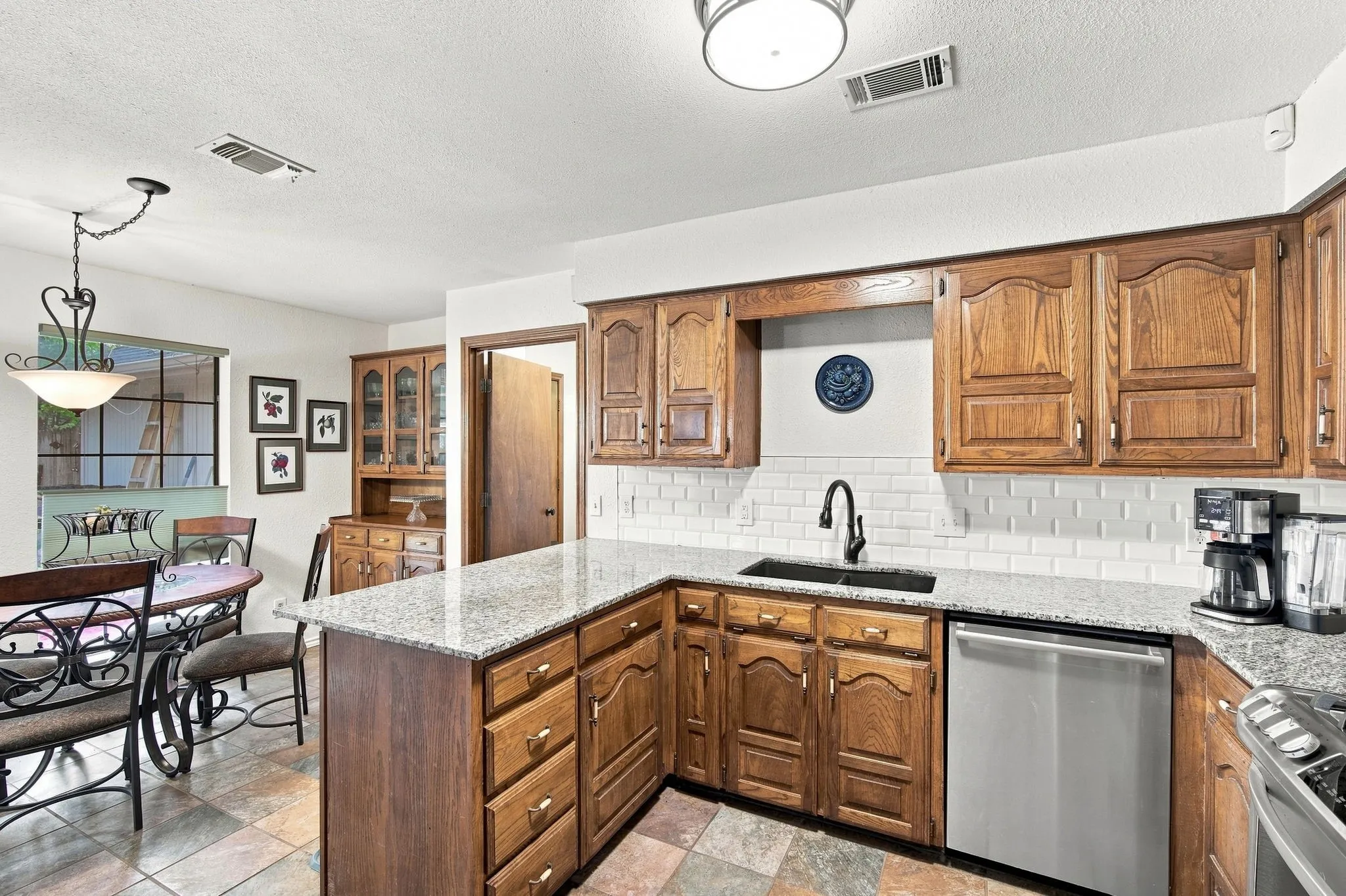 Single Family Residence For Sale in Ellis County , 115 Redman Lane, Waxahachie, Texas 75165, 3 Bedroom, 2 Bathroom, 2 Garage spaces, 1,728 Sqft, built in 1985, mls#21332004, Real Estate Agent in Waxahachie, Homes For Sale in Ellis county, Homes For Sale in Waxahachie, Realtor in Waxahachie Texas, Real Estate Brokerage Independent Realty Texas, Luminita Cordes Realtor