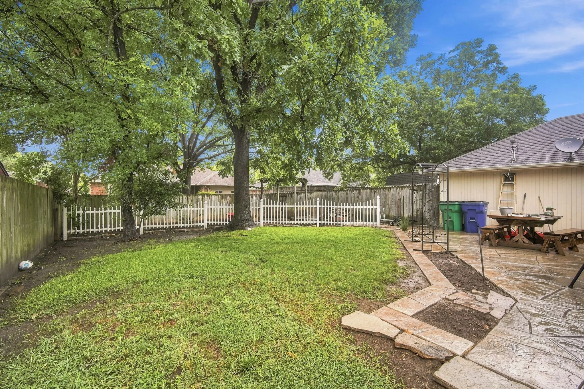 Single Family Residence For Sale in Ellis County , 115 Redman Lane, Waxahachie, Texas 75165, 3 Bedroom, 2 Bathroom, 2 Garage spaces, 1,728 Sqft, built in 1985, mls#21332004, Real Estate Agent in Waxahachie, Homes For Sale in Ellis county, Homes For Sale in Waxahachie, Realtor in Waxahachie Texas, Real Estate Brokerage Independent Realty Texas, Luminita Cordes Realtor