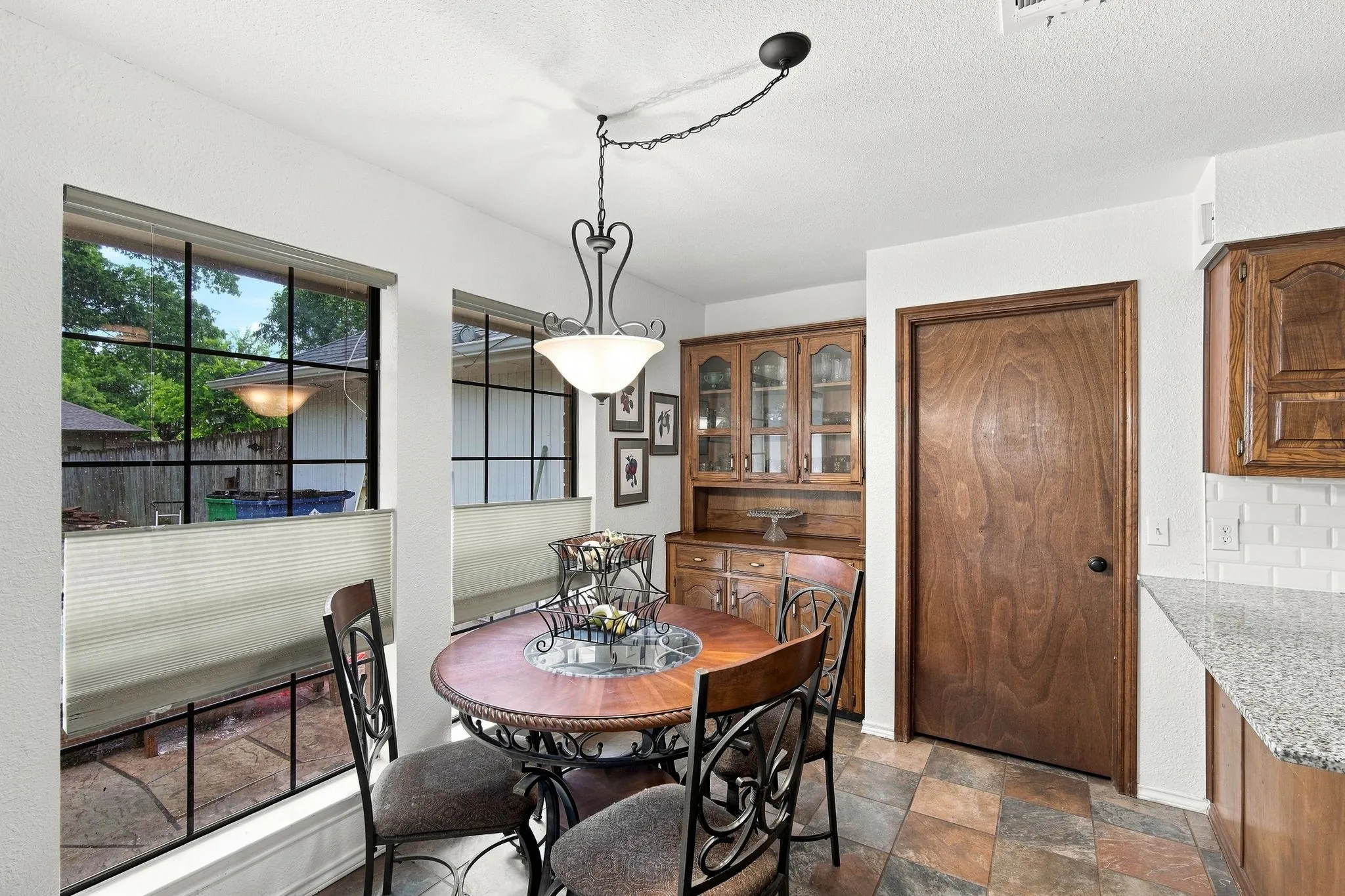 Single Family Residence For Sale in Ellis County , 115 Redman Lane, Waxahachie, Texas 75165, 3 Bedroom, 2 Bathroom, 2 Garage spaces, 1,728 Sqft, built in 1985, mls#21332004, Real Estate Agent in Waxahachie, Homes For Sale in Ellis county, Homes For Sale in Waxahachie, Realtor in Waxahachie Texas, Real Estate Brokerage Independent Realty Texas, Luminita Cordes Realtor