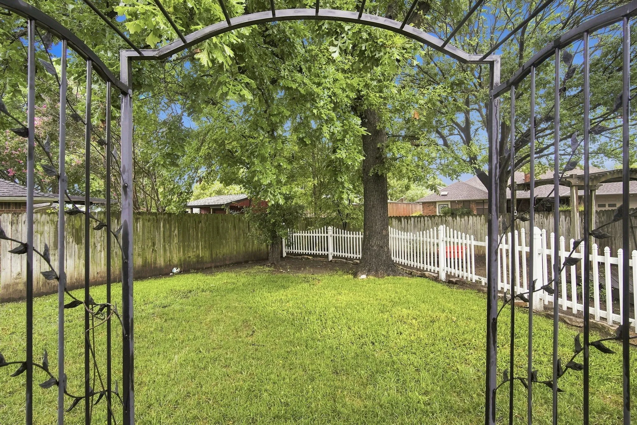 Single Family Residence For Sale in Ellis County , 115 Redman Lane, Waxahachie, Texas 75165, 3 Bedroom, 2 Bathroom, 2 Garage spaces, 1,728 Sqft, built in 1985, mls#21332004, Real Estate Agent in Waxahachie, Homes For Sale in Ellis county, Homes For Sale in Waxahachie, Realtor in Waxahachie Texas, Real Estate Brokerage Independent Realty Texas, Luminita Cordes Realtor