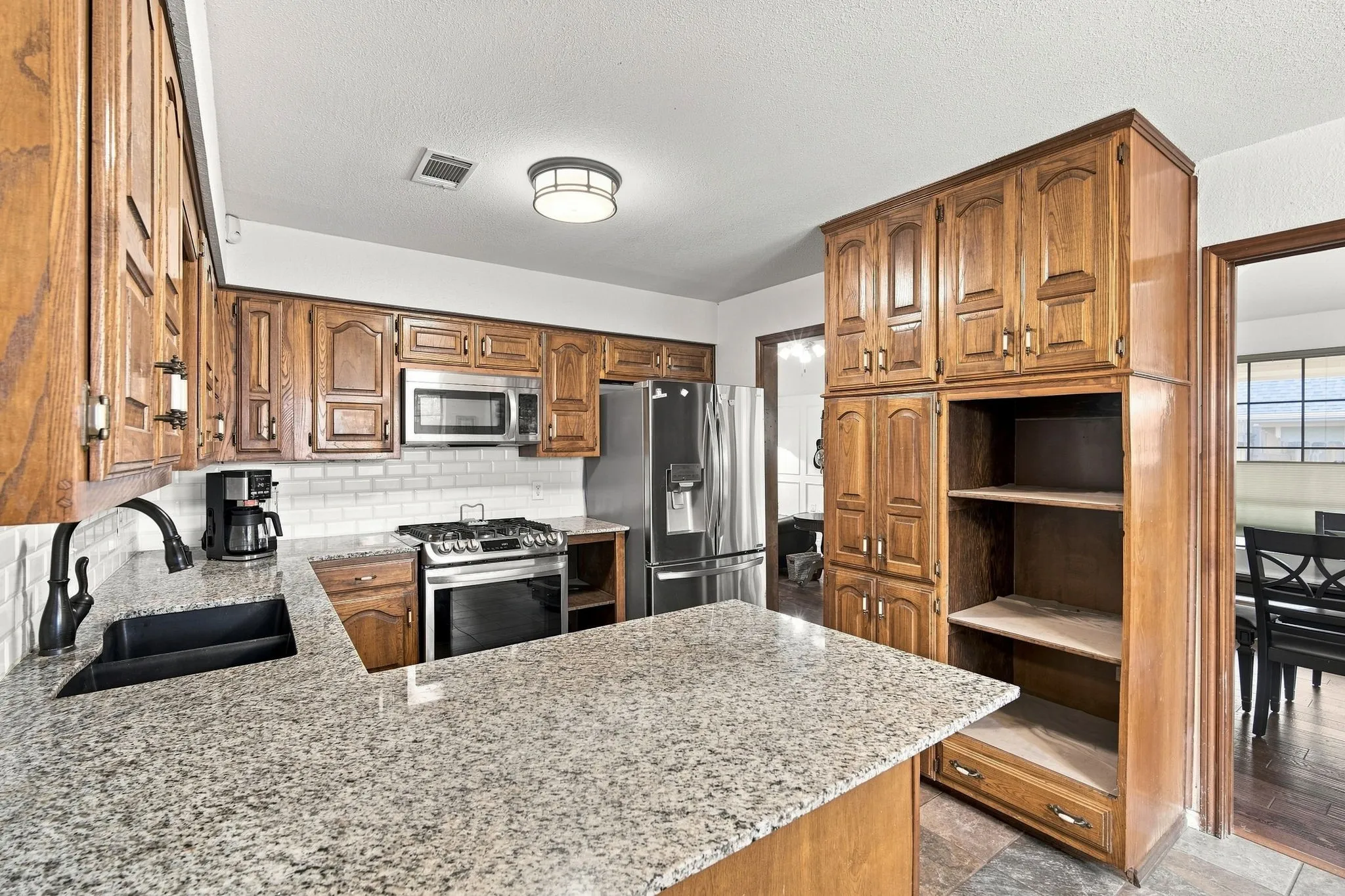 Single Family Residence For Sale in Ellis County , 115 Redman Lane, Waxahachie, Texas 75165, 3 Bedroom, 2 Bathroom, 2 Garage spaces, 1,728 Sqft, built in 1985, mls#21332004, Real Estate Agent in Waxahachie, Homes For Sale in Ellis county, Homes For Sale in Waxahachie, Realtor in Waxahachie Texas, Real Estate Brokerage Independent Realty Texas, Luminita Cordes Realtor