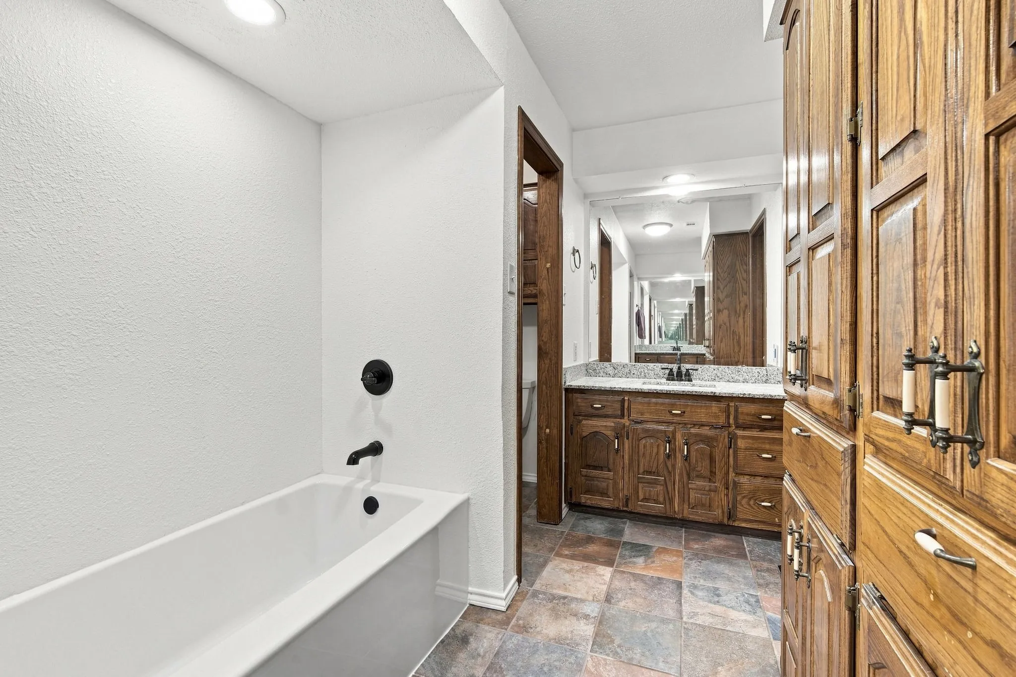 Single Family Residence For Sale in Ellis County , 115 Redman Lane, Waxahachie, Texas 75165, 3 Bedroom, 2 Bathroom, 2 Garage spaces, 1,728 Sqft, built in 1985, mls#21332004, Real Estate Agent in Waxahachie, Homes For Sale in Ellis county, Homes For Sale in Waxahachie, Realtor in Waxahachie Texas, Real Estate Brokerage Independent Realty Texas, Luminita Cordes Realtor