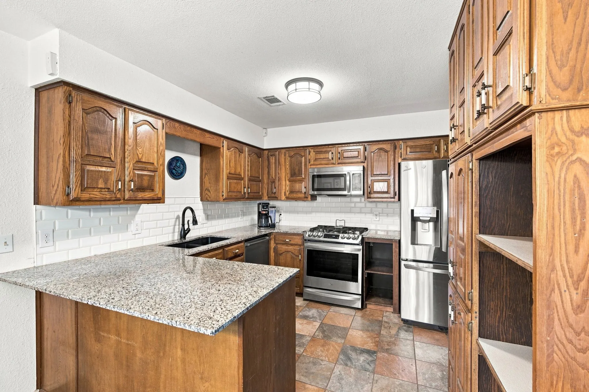 Single Family Residence For Sale in Ellis County , 115 Redman Lane, Waxahachie, Texas 75165, 3 Bedroom, 2 Bathroom, 2 Garage spaces, 1,728 Sqft, built in 1985, mls#21332004, Real Estate Agent in Waxahachie, Homes For Sale in Ellis county, Homes For Sale in Waxahachie, Realtor in Waxahachie Texas, Real Estate Brokerage Independent Realty Texas, Luminita Cordes Realtor