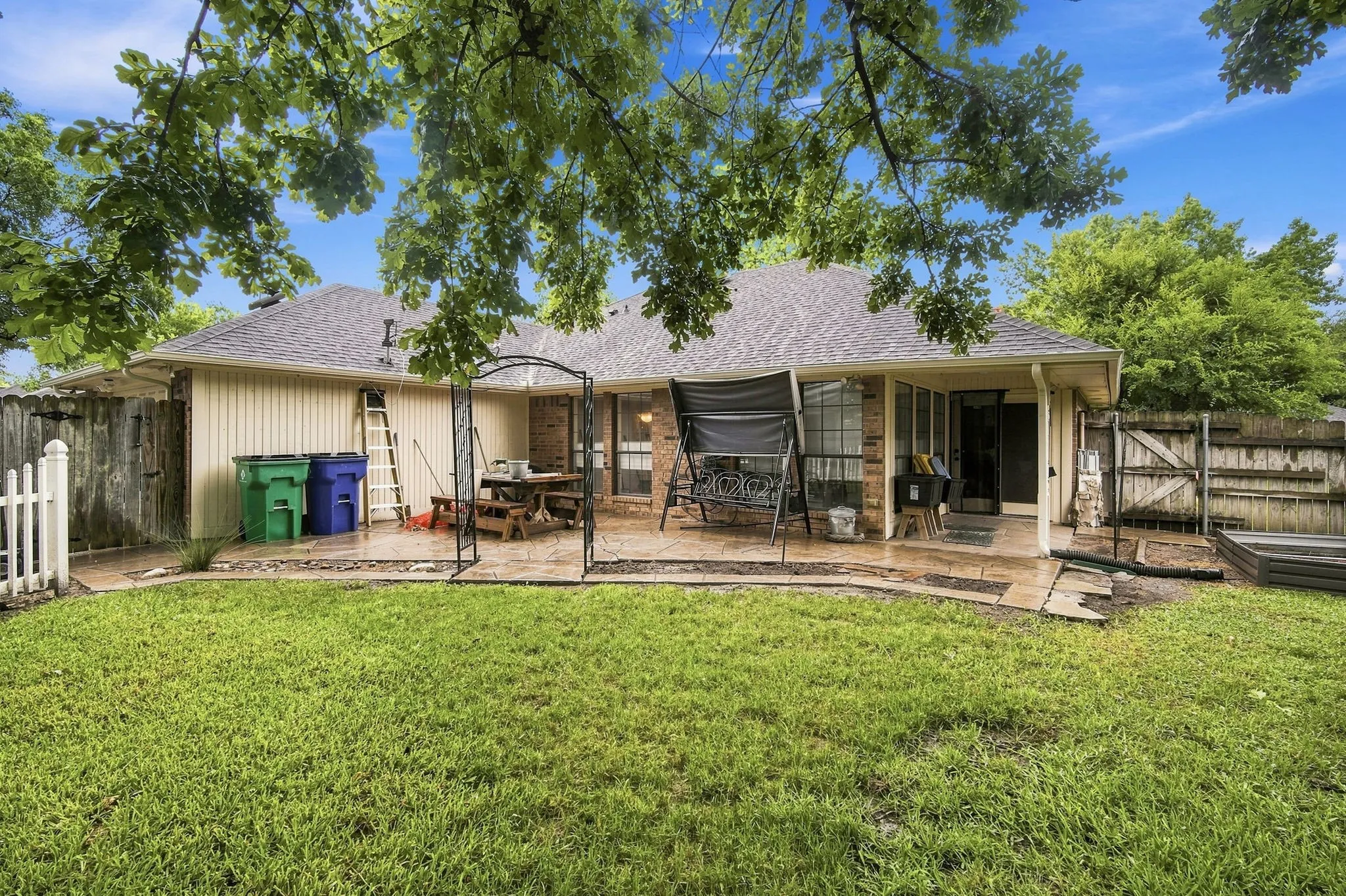 Single Family Residence For Sale in Ellis County , 115 Redman Lane, Waxahachie, Texas 75165, 3 Bedroom, 2 Bathroom, 2 Garage spaces, 1,728 Sqft, built in 1985, mls#21332004, Real Estate Agent in Waxahachie, Homes For Sale in Ellis county, Homes For Sale in Waxahachie, Realtor in Waxahachie Texas, Real Estate Brokerage Independent Realty Texas, Luminita Cordes Realtor
