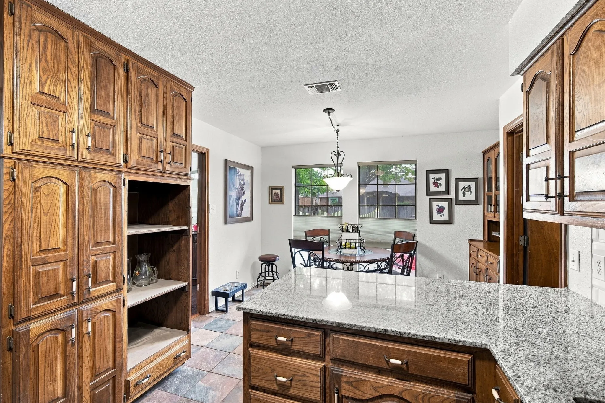Single Family Residence For Sale in Ellis County , 115 Redman Lane, Waxahachie, Texas 75165, 3 Bedroom, 2 Bathroom, 2 Garage spaces, 1,728 Sqft, built in 1985, mls#21332004, Real Estate Agent in Waxahachie, Homes For Sale in Ellis county, Homes For Sale in Waxahachie, Realtor in Waxahachie Texas, Real Estate Brokerage Independent Realty Texas, Luminita Cordes Realtor