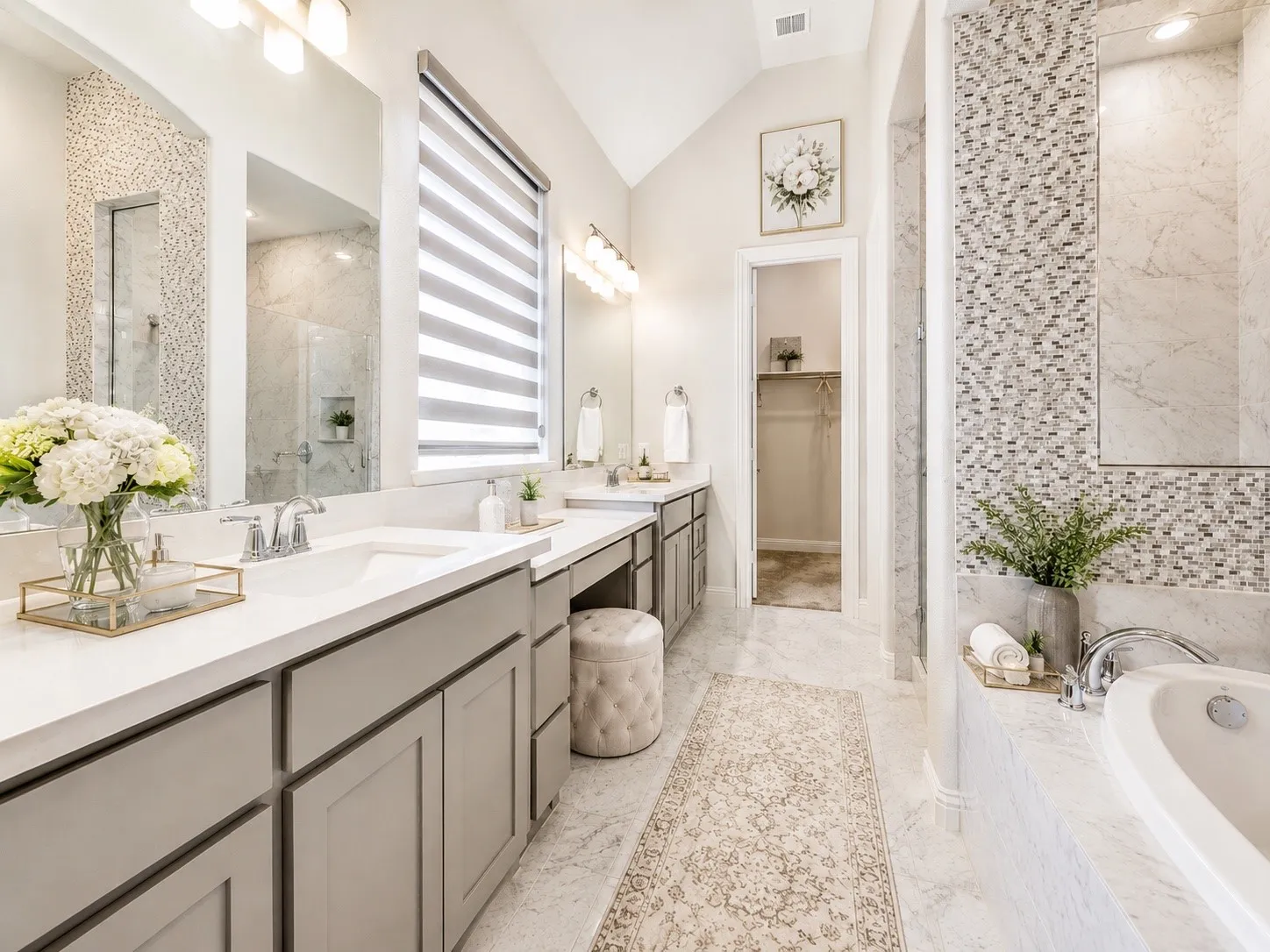 Dual vanities with undermount sinks and quartz countertops