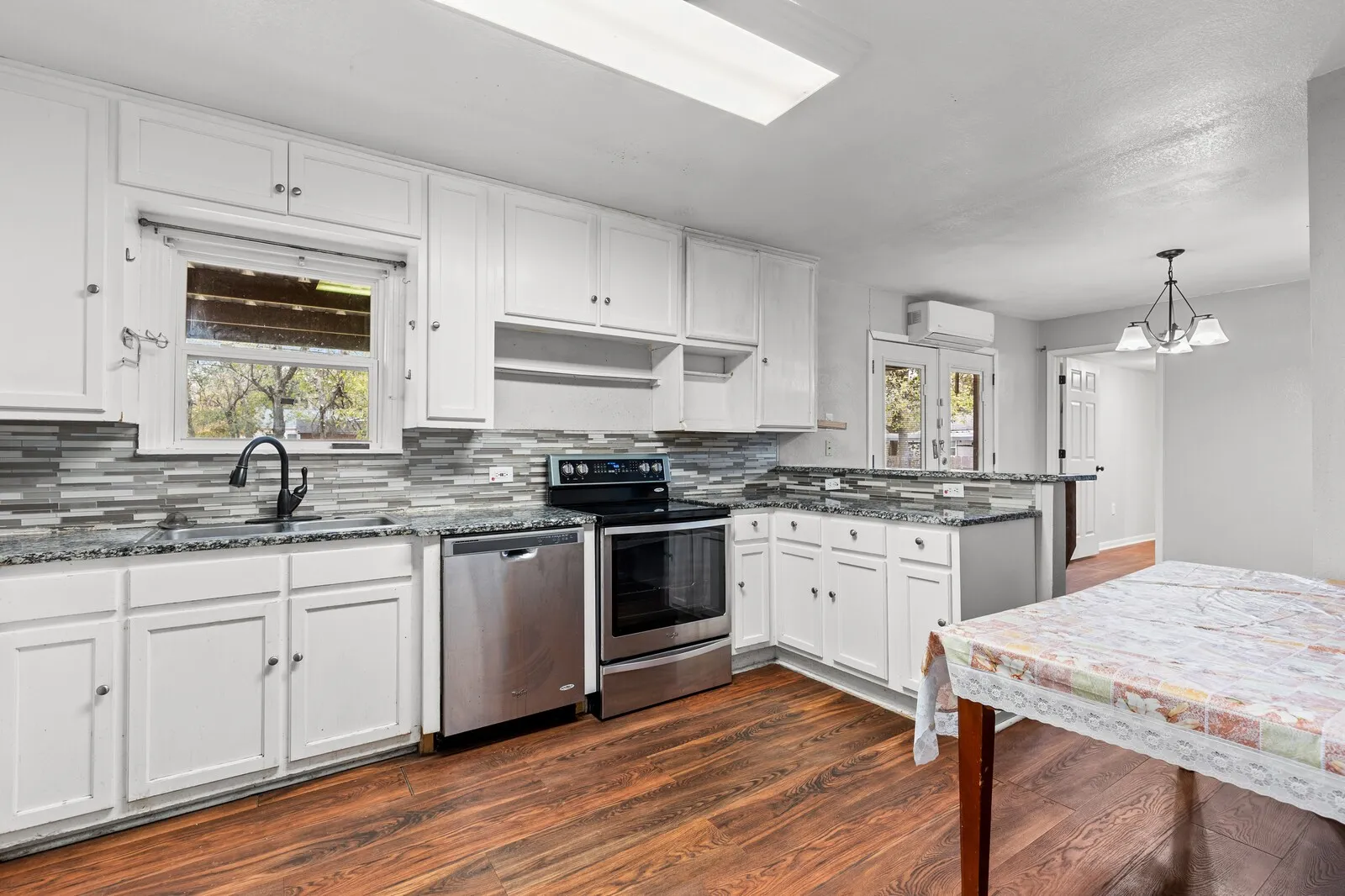 Single Family Residence For Sale in Mc Lennan County , 4205 Fort Avenue, Waco, Texas 76710, 3 Bedroom, 2 Bathroom, 1 Garage spaces, 1,280 Sqft, built in 1950, mls#21329447, Real Estate Agent in Waco, Homes For Sale in Mc Lennan county, Homes For Sale in Waco, Realtor in Waco Texas, Real Estate Brokerage Independent Realty Texas, Luminita Cordes Realtor
