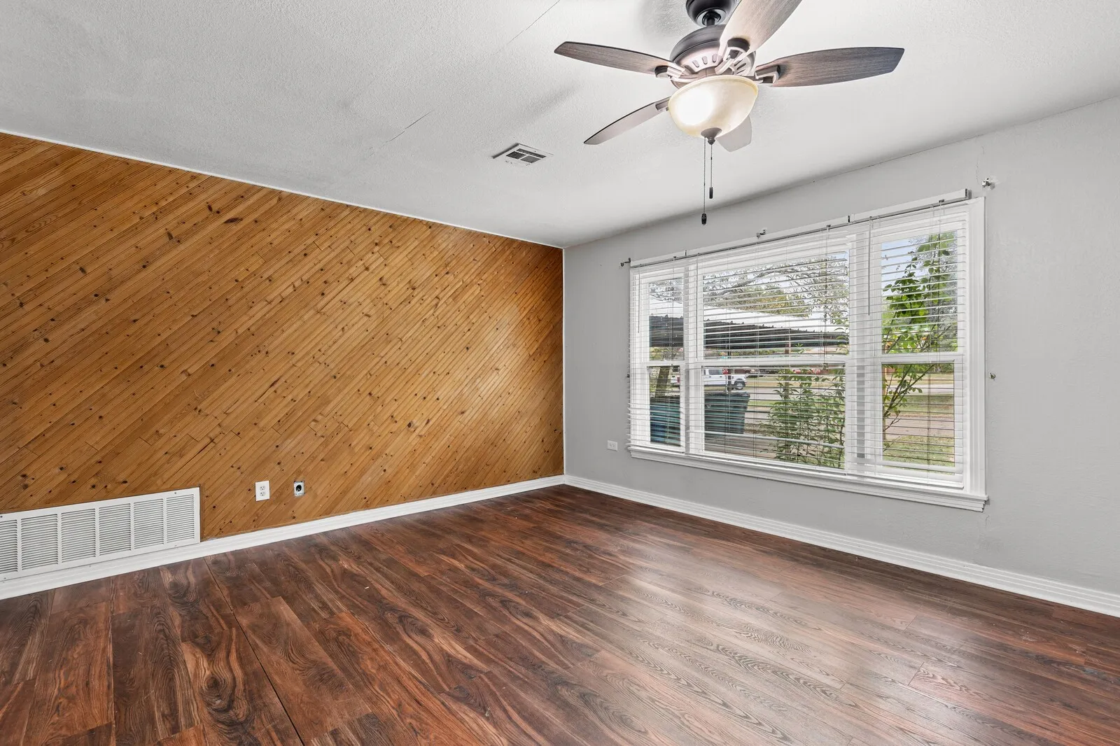 Single Family Residence For Sale in Mc Lennan County , 4205 Fort Avenue, Waco, Texas 76710, 3 Bedroom, 2 Bathroom, 1 Garage spaces, 1,280 Sqft, built in 1950, mls#21329447, Real Estate Agent in Waco, Homes For Sale in Mc Lennan county, Homes For Sale in Waco, Realtor in Waco Texas, Real Estate Brokerage Independent Realty Texas, Luminita Cordes Realtor