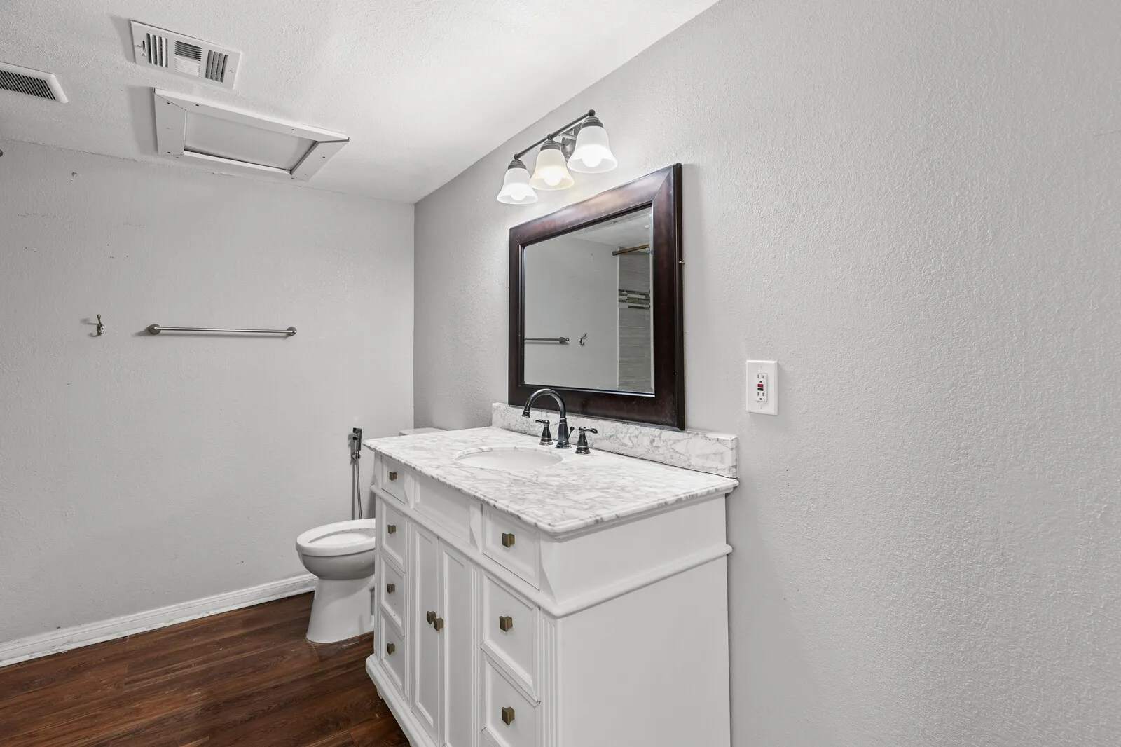 Single Family Residence For Sale in Mc Lennan County , 4205 Fort Avenue, Waco, Texas 76710, 3 Bedroom, 2 Bathroom, 1 Garage spaces, 1,280 Sqft, built in 1950, mls#21329447, Real Estate Agent in Waco, Homes For Sale in Mc Lennan county, Homes For Sale in Waco, Realtor in Waco Texas, Real Estate Brokerage Independent Realty Texas, Luminita Cordes Realtor