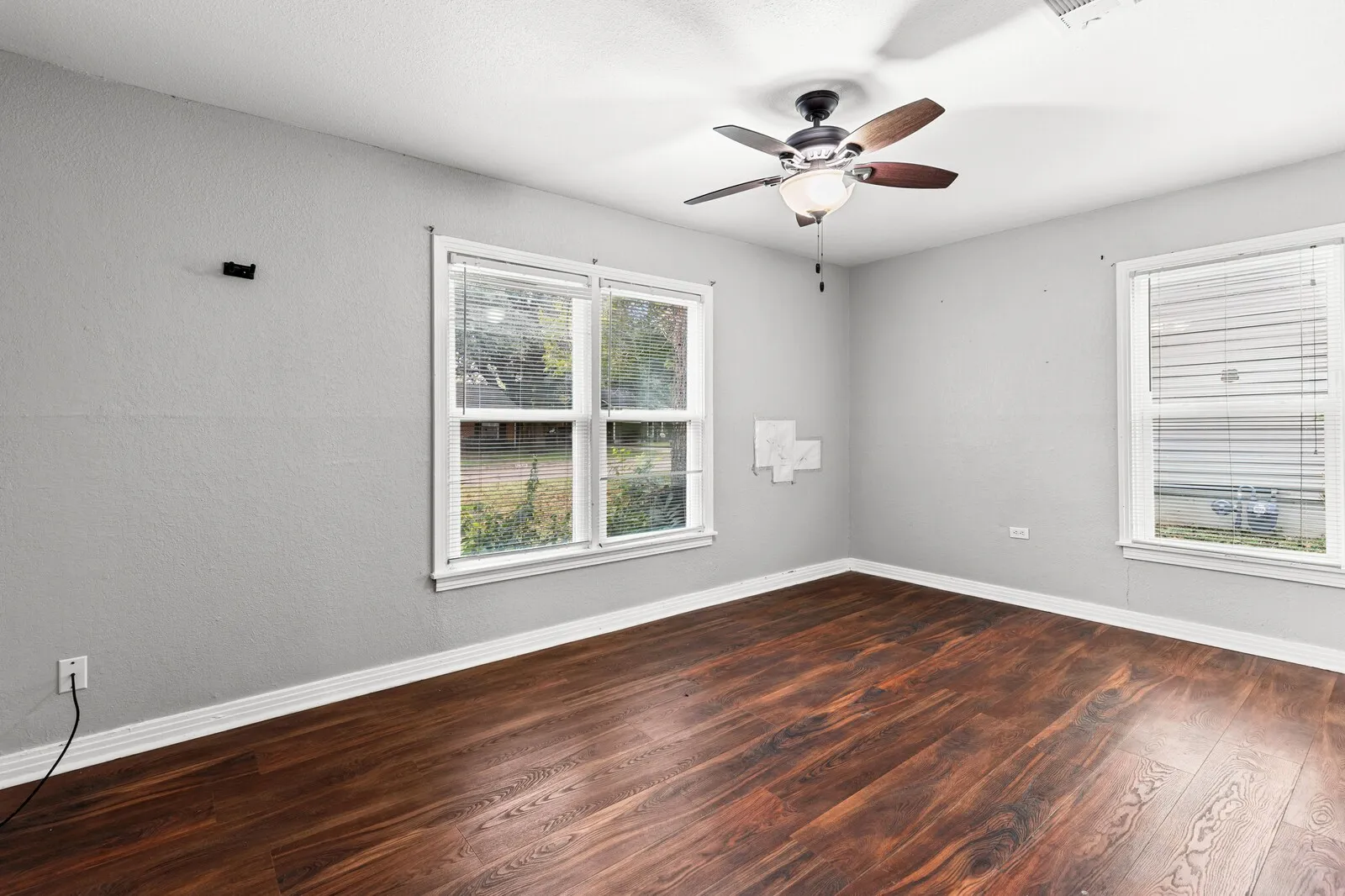 Single Family Residence For Sale in Mc Lennan County , 4205 Fort Avenue, Waco, Texas 76710, 3 Bedroom, 2 Bathroom, 1 Garage spaces, 1,280 Sqft, built in 1950, mls#21329447, Real Estate Agent in Waco, Homes For Sale in Mc Lennan county, Homes For Sale in Waco, Realtor in Waco Texas, Real Estate Brokerage Independent Realty Texas, Luminita Cordes Realtor