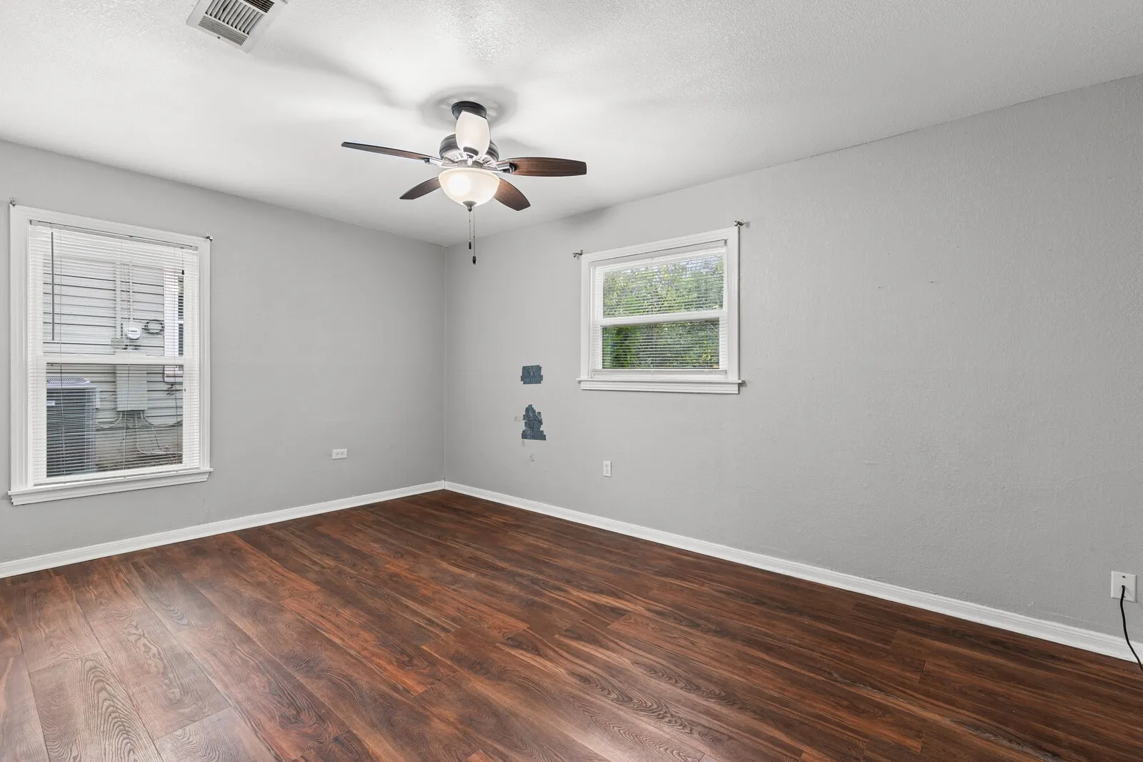 Single Family Residence For Sale in Mc Lennan County , 4205 Fort Avenue, Waco, Texas 76710, 3 Bedroom, 2 Bathroom, 1 Garage spaces, 1,280 Sqft, built in 1950, mls#21329447, Real Estate Agent in Waco, Homes For Sale in Mc Lennan county, Homes For Sale in Waco, Realtor in Waco Texas, Real Estate Brokerage Independent Realty Texas, Luminita Cordes Realtor