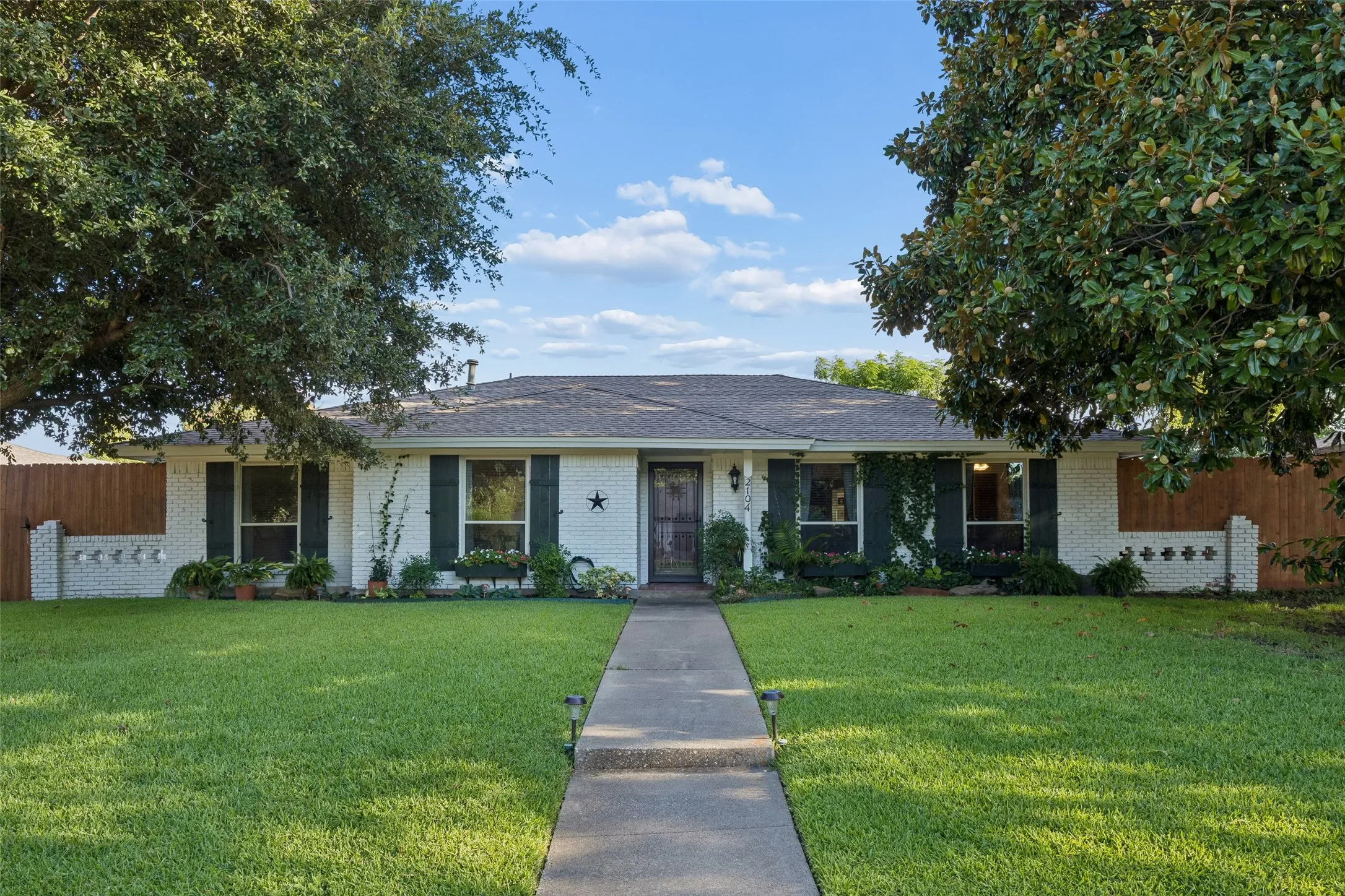 Single Family Residence For Sale in Collin County , 2104 Westlake Drive, Plano, Texas 75075, 3 Bedroom, 2 Bathroom, 2 Garage spaces, 1,879 Sqft, built in 1969, mls#21329502, Real Estate Agent in Plano, Homes For Sale in Collin county, Homes For Sale in Plano, Realtor in Plano Texas, Real Estate Brokerage Independent Realty Texas, Luminita Cordes Realtor