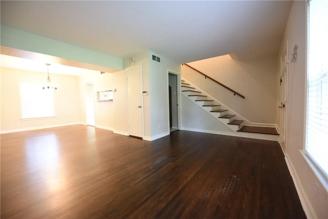 Condominium For Rent in Dallas County , 6357 Oriole Drive Q, Dallas, Texas 75209, 2 Bedroom, 2 Bathroom, Garage spaces, 1,029 Sqft, built in 1951, mls#21330934, Real Estate Agent in Dallas, Homes For Rent in Dallas county, Homes For Rent in Dallas, Realtor in Dallas Texas, Real Estate Brokerage Independent Realty Texas, Luminita Cordes Realtor