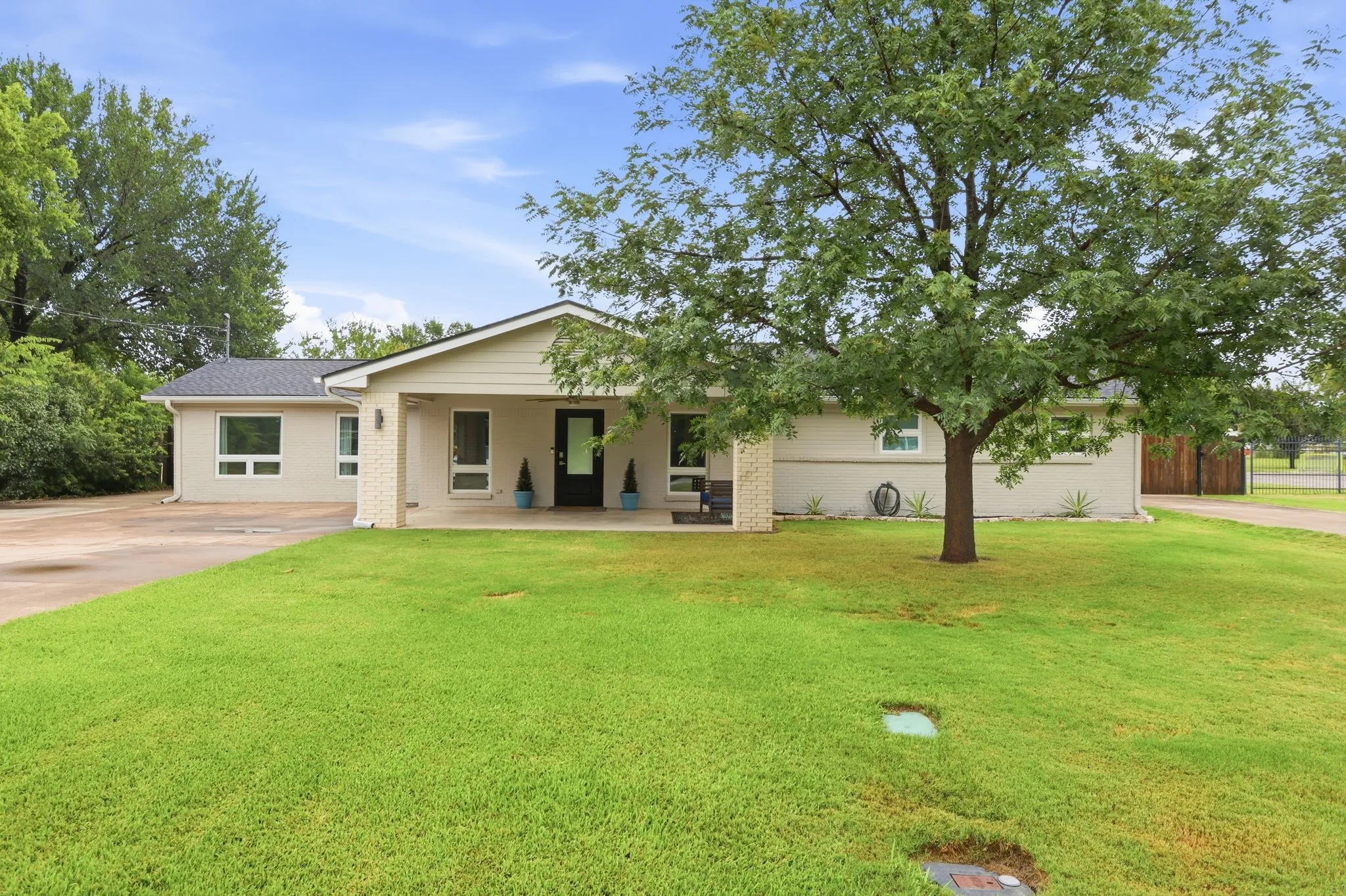 Single Family Residence For Sale in Tarrant County , 2815 Roosevelt Drive, Dalworthington Gardens, Texas 76016, 3 Bedroom, 3 Bathroom, 2 Garage spaces, 2,368 Sqft, built in 1962, mls#21331361, Real Estate Agent in Dalworthington Gardens, Homes For Sale in Tarrant county, Homes For Sale in Dalworthington Gardens, Realtor in Dalworthington Gardens Texas, Real Estate Brokerage Independent Realty Texas, Luminita Cordes Realtor