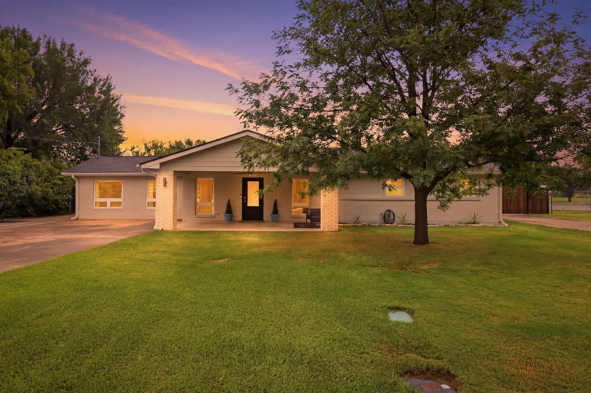 Single Family Residence For Sale in Tarrant County , 2815 Roosevelt Drive, Dalworthington Gardens, Texas 76016, 3 Bedroom, 3 Bathroom, 2 Garage spaces, 2,368 Sqft, built in 1962, mls#21331361, Real Estate Agent in Dalworthington Gardens, Homes For Sale in Tarrant county, Homes For Sale in Dalworthington Gardens, Realtor in Dalworthington Gardens Texas, Real Estate Brokerage Independent Realty Texas, Luminita Cordes Realtor