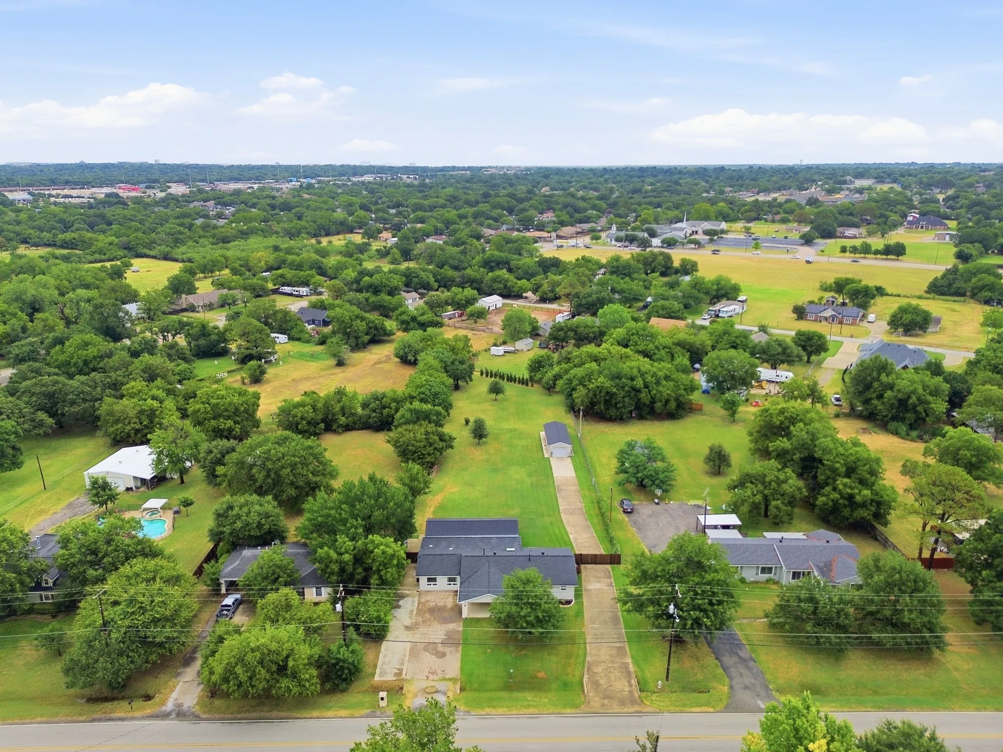 Single Family Residence For Sale in Tarrant County , 2815 Roosevelt Drive, Dalworthington Gardens, Texas 76016, 3 Bedroom, 3 Bathroom, 2 Garage spaces, 2,368 Sqft, built in 1962, mls#21331361, Real Estate Agent in Dalworthington Gardens, Homes For Sale in Tarrant county, Homes For Sale in Dalworthington Gardens, Realtor in Dalworthington Gardens Texas, Real Estate Brokerage Independent Realty Texas, Luminita Cordes Realtor