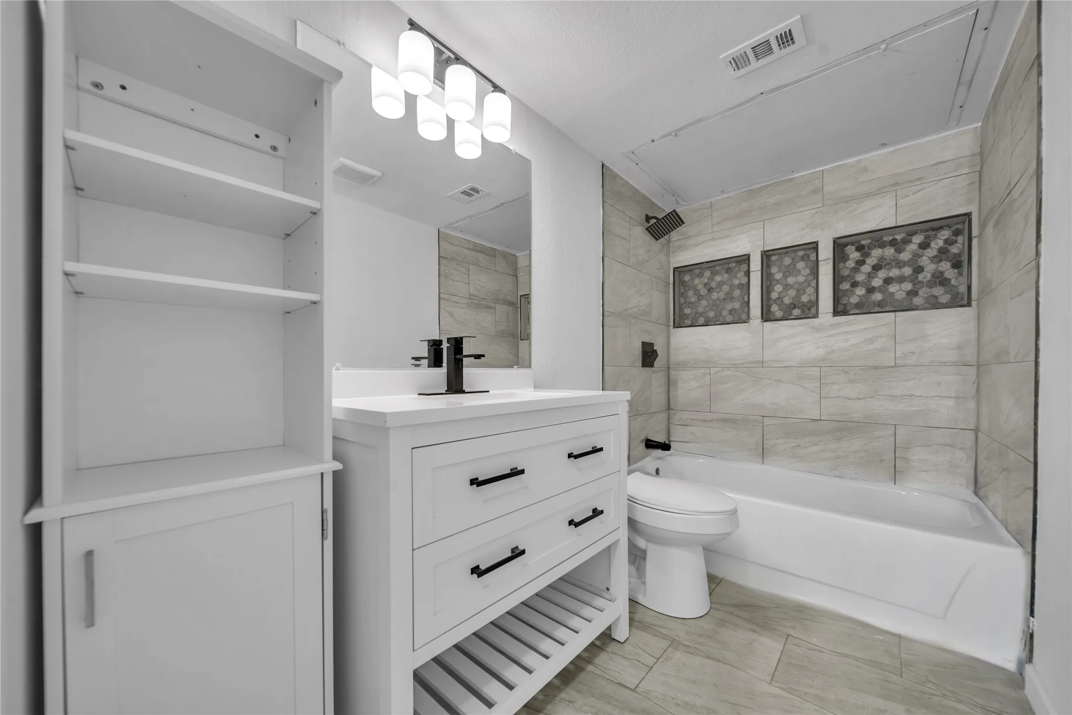 Single Family Residence For Sale in Tarrant County , 3901 Glengate Drive, Arlington, Texas 76016, 4 Bedroom, 3 Bathroom, 1 Garage spaces, 1,440 Sqft, built in 1983, mls#21332043, Real Estate Agent in Arlington, Homes For Sale in Tarrant county, Homes For Sale in Arlington, Realtor in Arlington Texas, Real Estate Brokerage Independent Realty Texas, Luminita Cordes Realtor